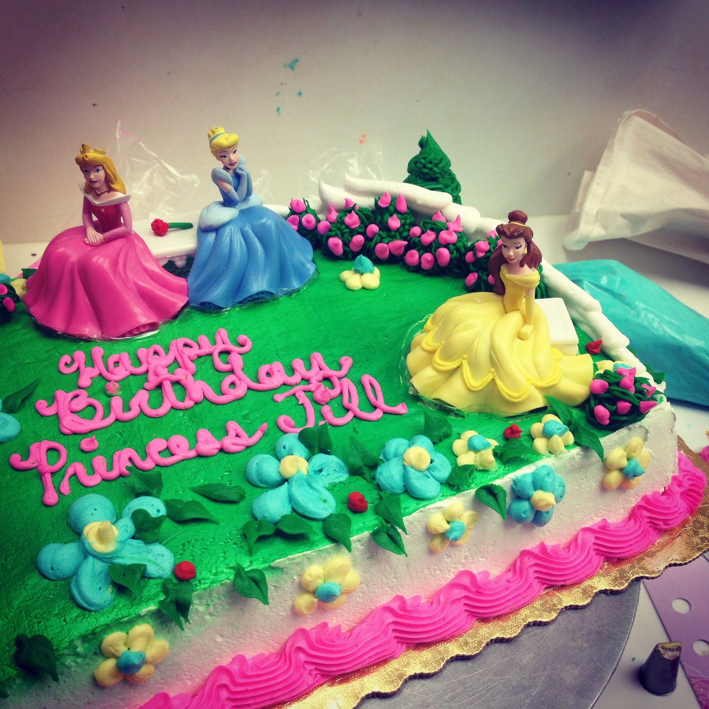Торт для девочки с принцессой. Торт с принцессами. Тортик для принцессы. Торт с принцессами для девочки. Торт с принцессами Диснея.