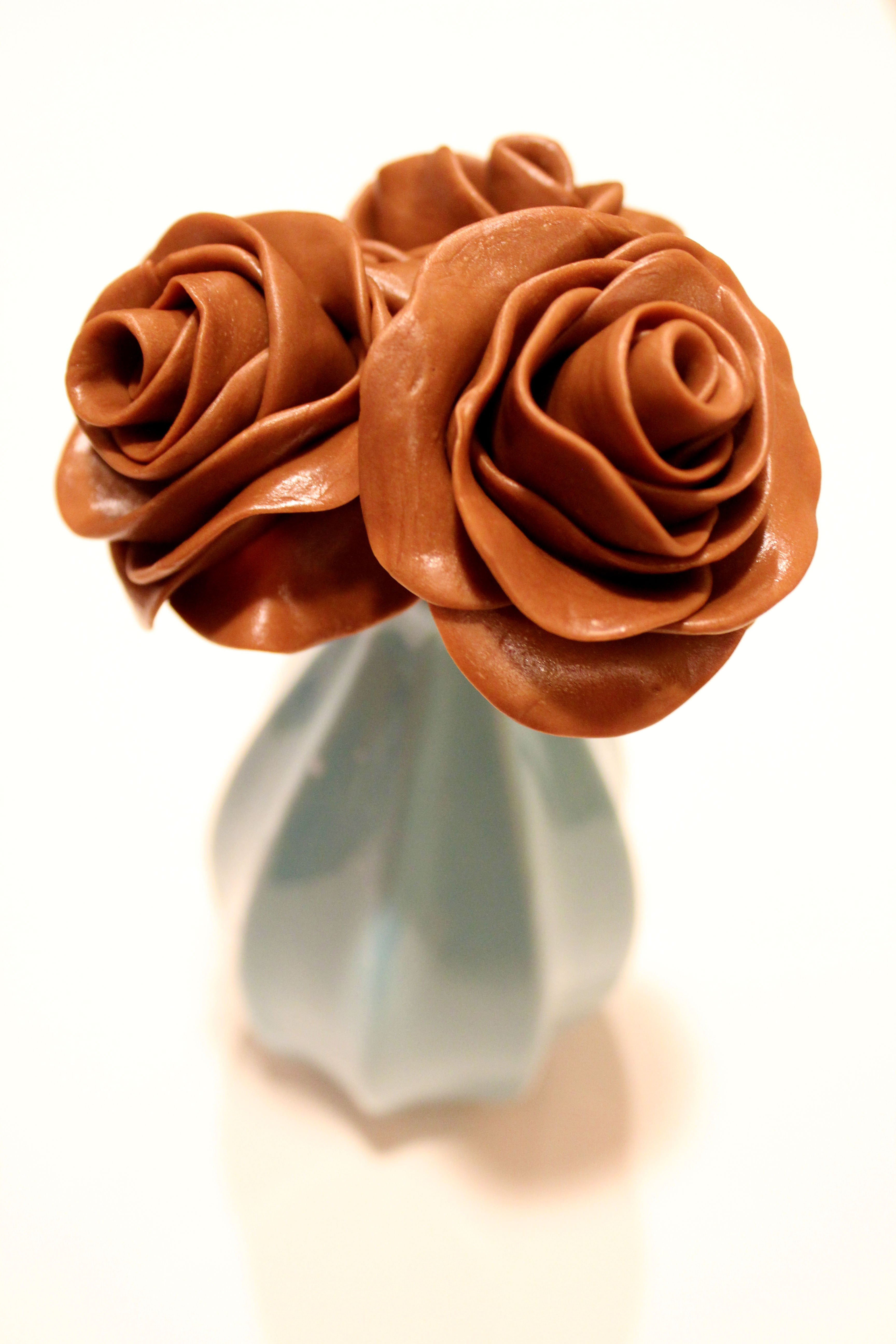 Розочки из шоколада. Шоколадные цветы. Шоколадные розочки. Розы из шоколада.