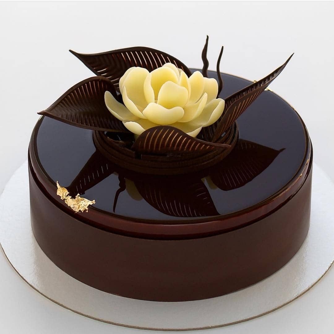 Изделия из шоколада. Торт с шоколадным декором. Украшения из шоколада. Украшения из шоколада для торта. Украшение торта шоколадными цветами.