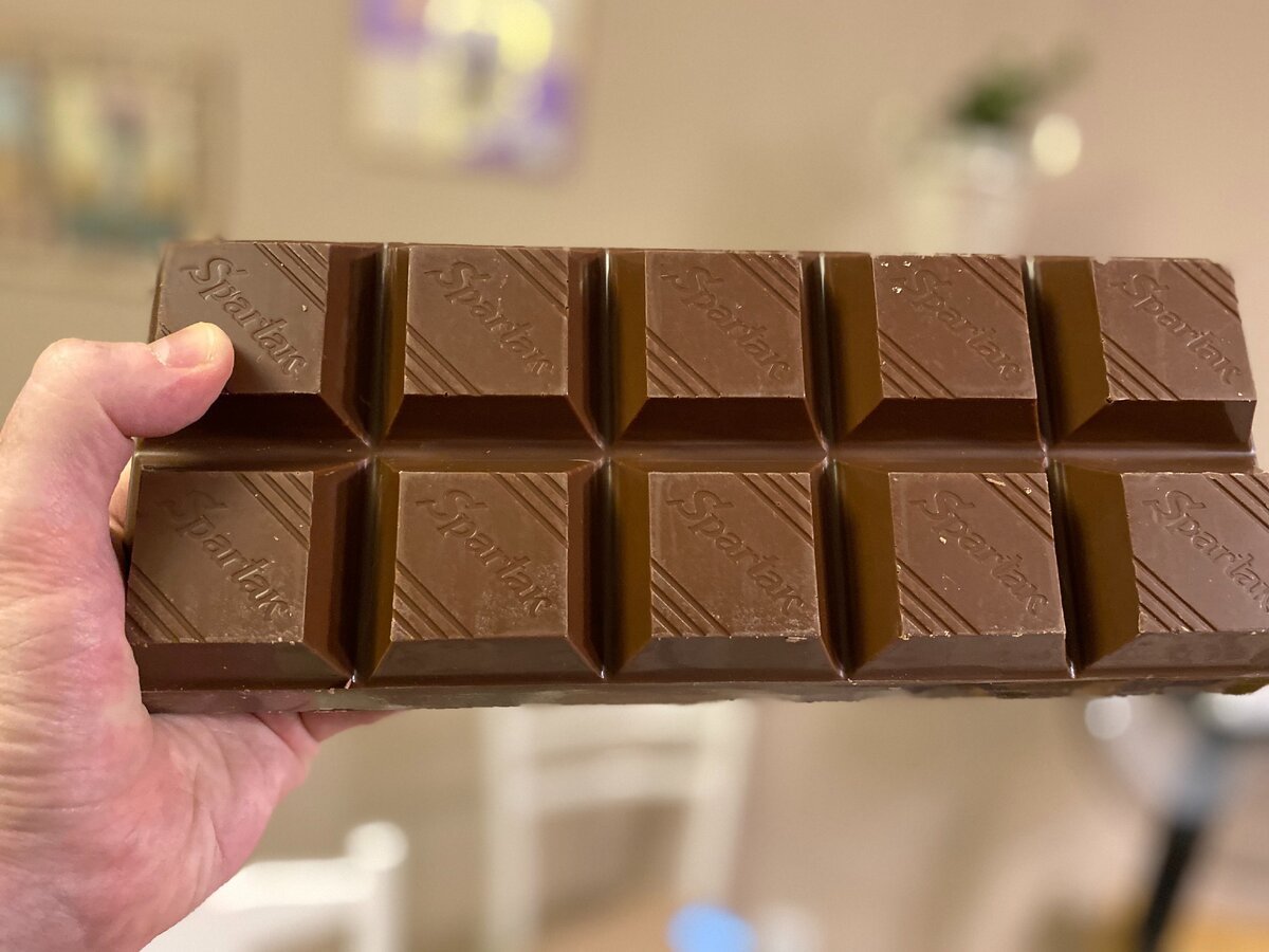 Шоколад купить барнаул. Большая плитка шоколада. Огромная шоколадка. Большие плитки шоколада. Огромная плитка шоколада.