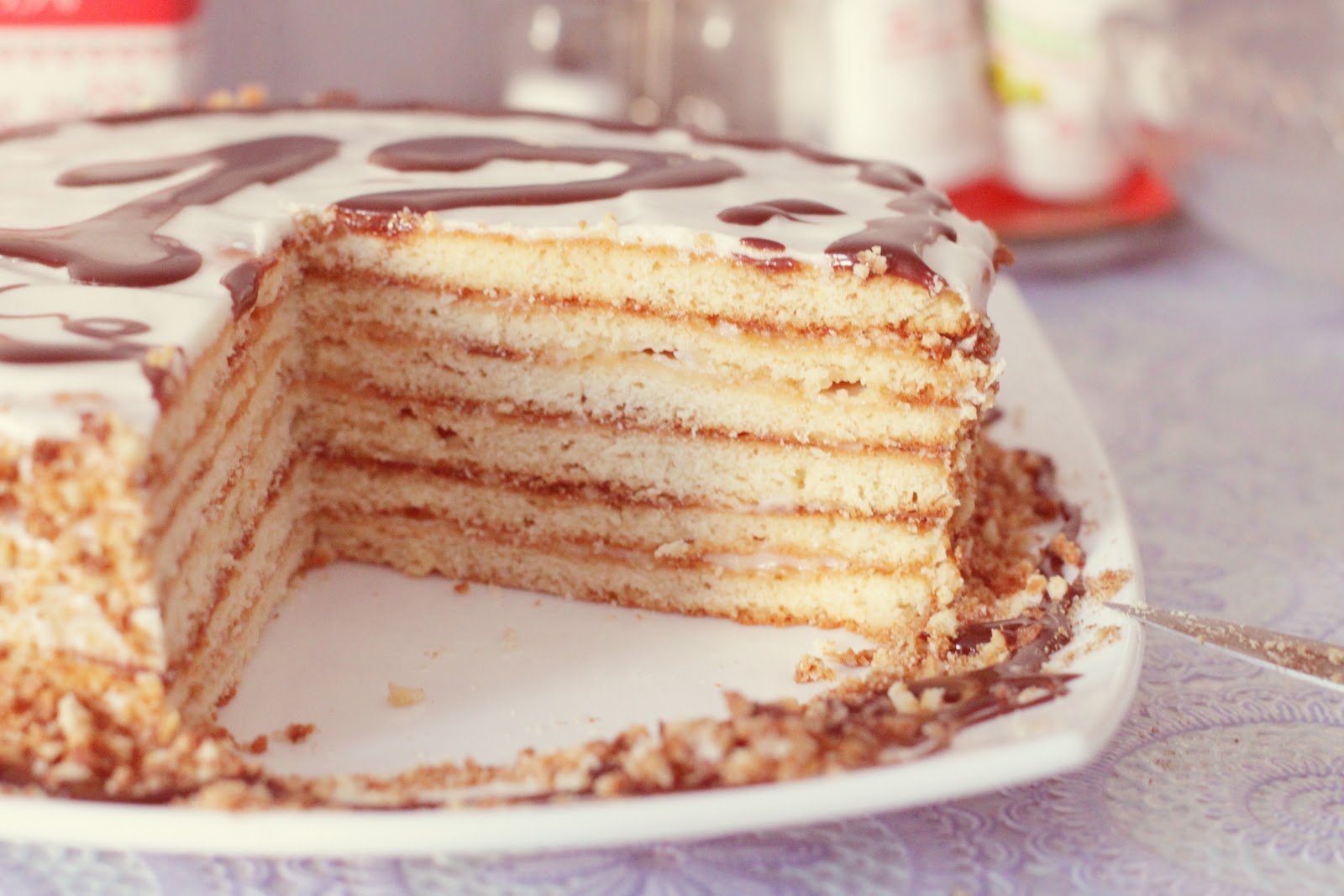 Простой рецепт торта со сметанным кремом. Торт бисквитный Лакомка. Торт Лакомка со сгущенкой. Торт бисквит Лакомка. Украшение торта сметанным кремом.