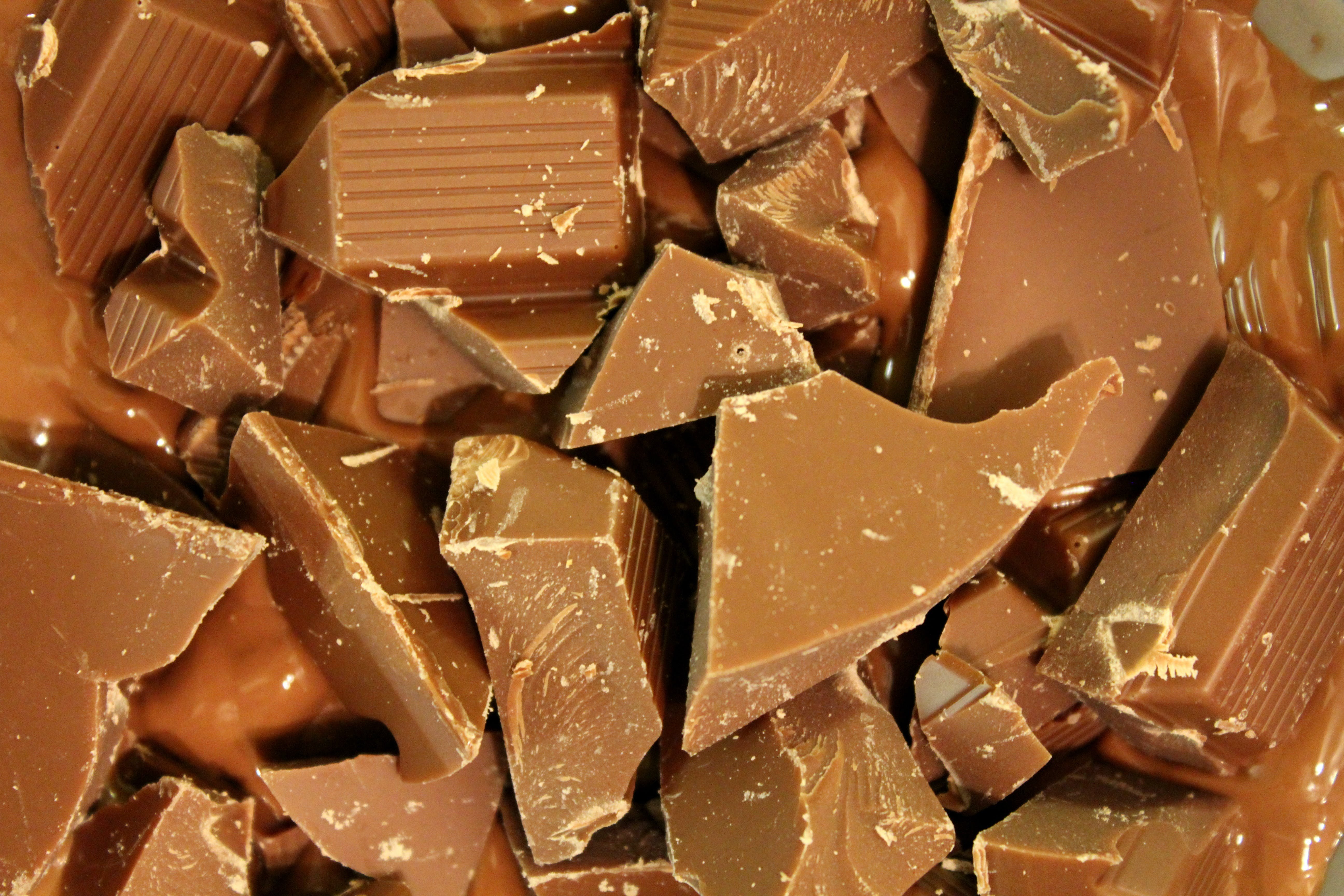 Ломай шоколад. Кусочки шоколада. Шоколад фон. Кусок шоколада. Шоколадные куски.