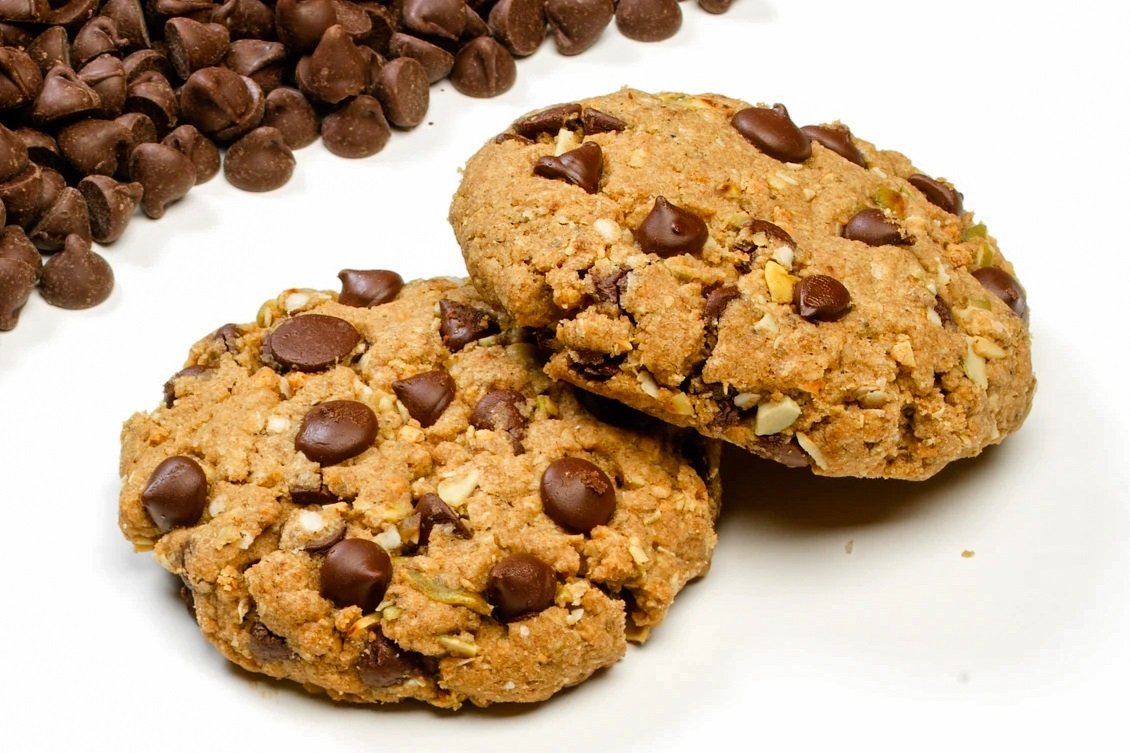 Печенье cookies с шоколадом. Овсяные кукисы с кусочками шоколада. Печенье кукис. Шоколадное печенье. Овсяное печенье с шоколадом.