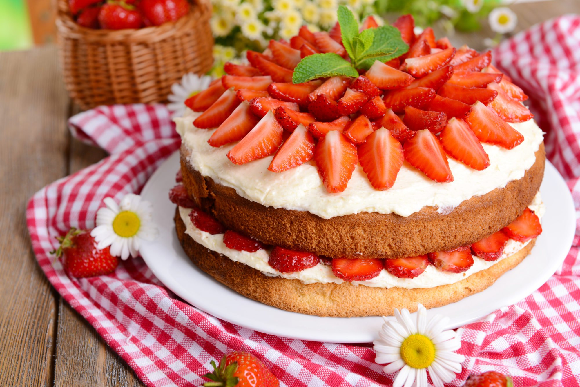 Вкусный домашний торт рецепт на день рождения. Красивые тортики. Красивые торты. Торт с клубникой. Украшение торта клубникой.