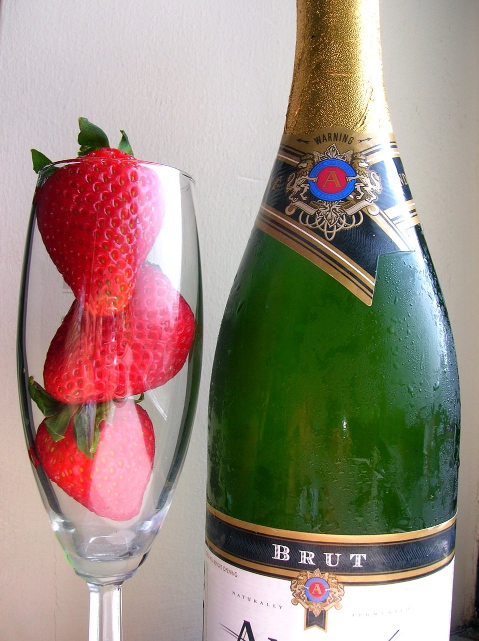 Maison strawberry champagne. Шампанское. Фруктовое шампанское. Шампанское с земляникой. Шампанское брют с клубникой.