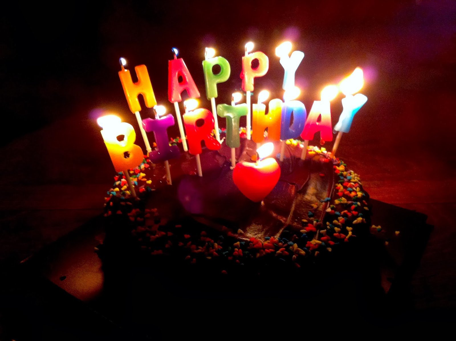 C f b day. Тортик со свечками. Свечи для торта. Красивый торт со свечами. Свеча в торт "с днем рождения".