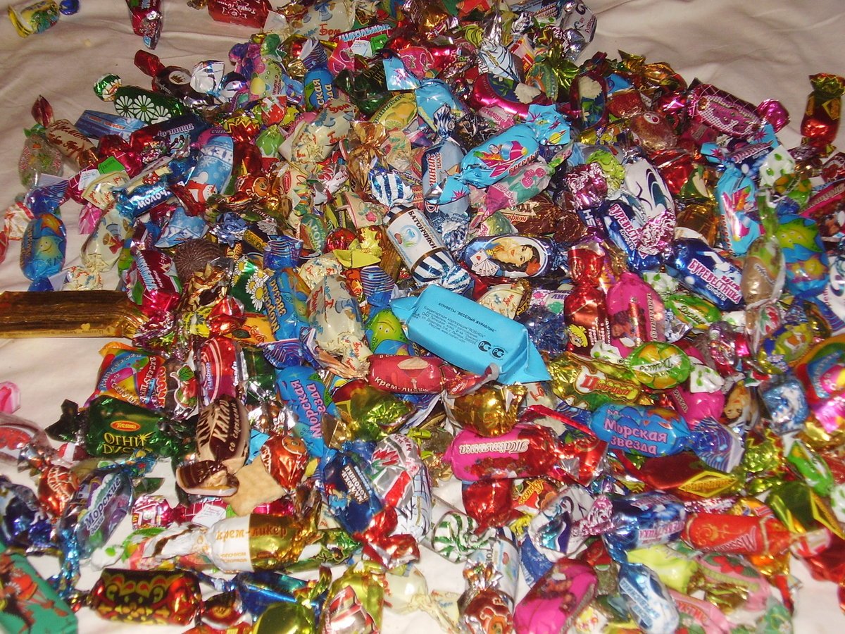 Столько сладостей. Куча конфет. Много разных конфет. Сладости конфеты. Новогодние конфеты.