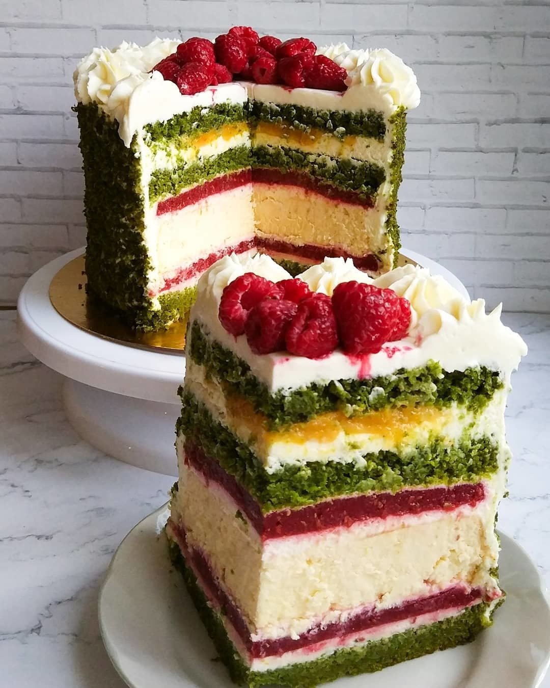 Начинка для торта из коржей. Торт. Красивый разрез торта. Бисквитный торт. Трехцветный торт.