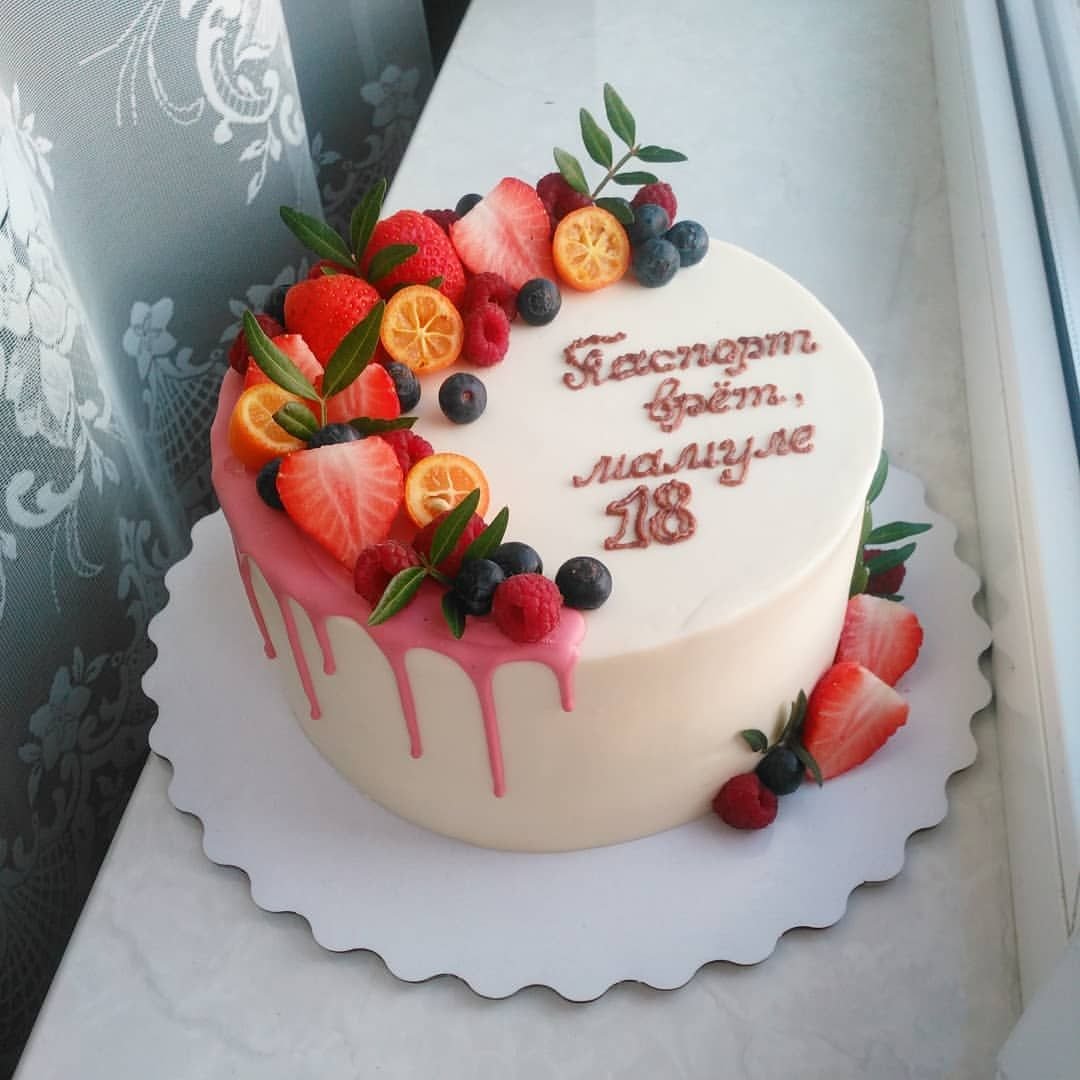 Надпись на торт женщине 45. Торт для мамы. Торт маме на день рождения. Украшение торта для мамы. Торт маме на юбилей.