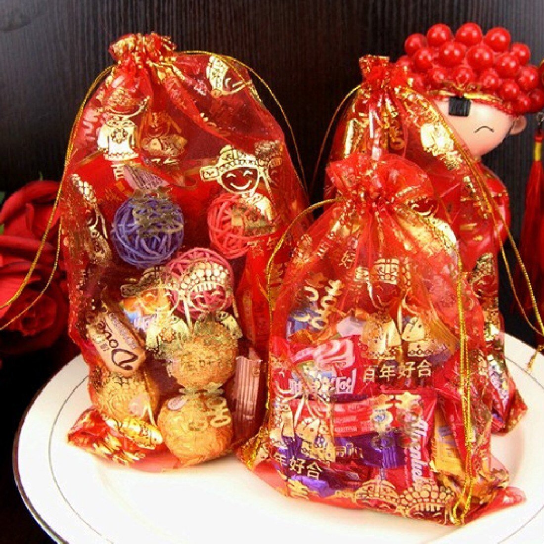 Мешок сладостей. Новогодние подарки конфеты. Новогодние мешочки для конфет. Конфеты в мешочке. Новогодний мешок с конфетами.
