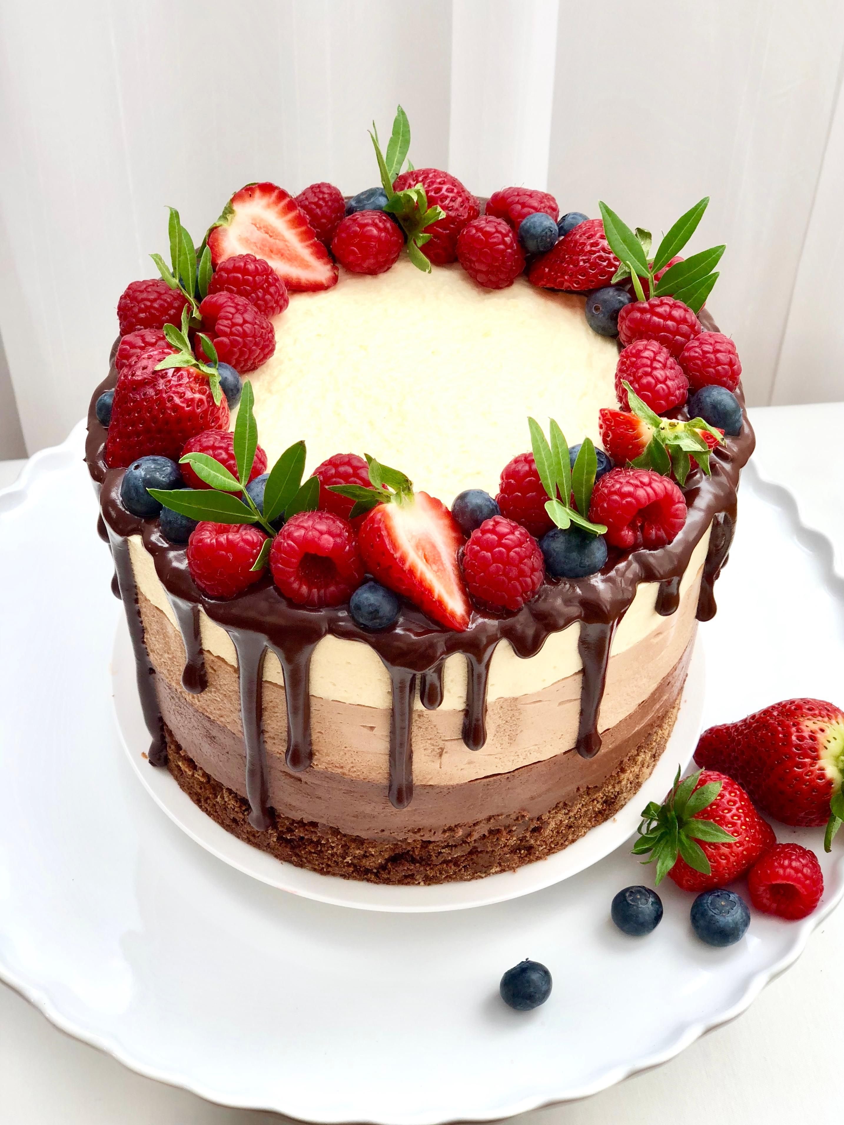 Красиво украшенные торты фото. Торт. Красивые торты. Украшение торта. Торт с фруктами.