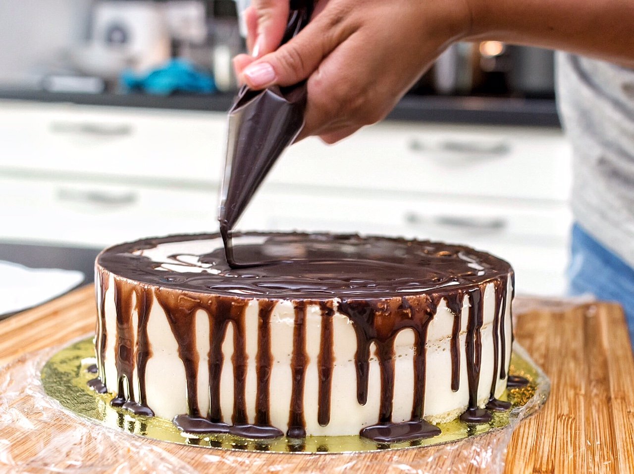 Торт полить шоколадом по сливкам