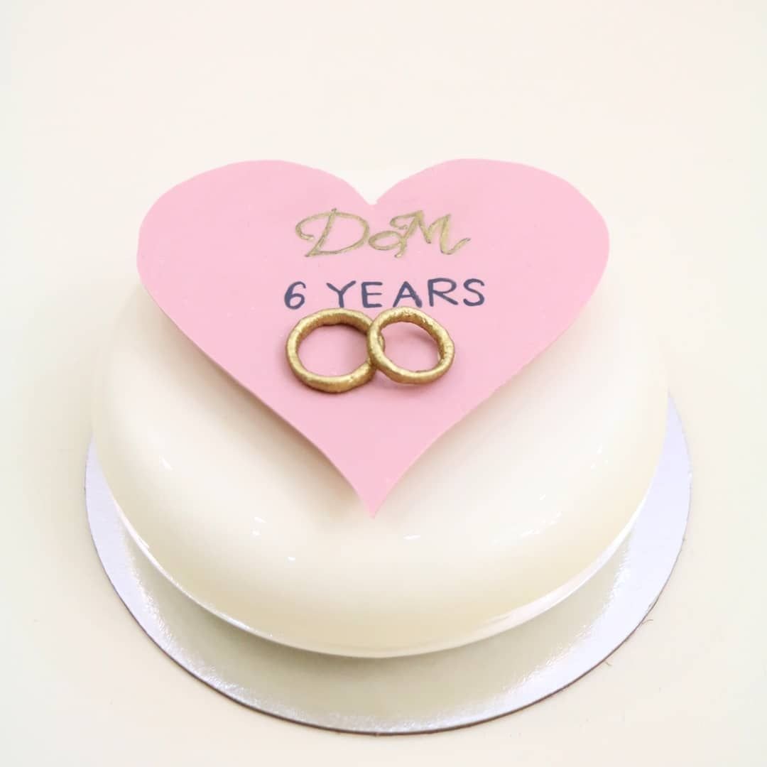 6 месяцев в браке. Торт на чугунную свадьбу. Торт на годовщину свадьбы 6 лет. Тортик на год свадьбы. Торт на годовщину совместной жизни.