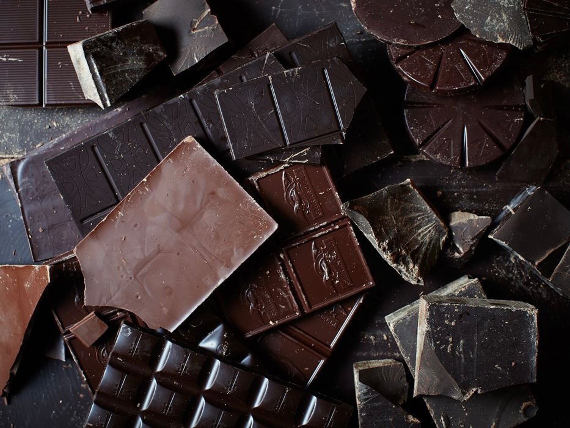 Ем шоколад плитками. Шоколад. Плитка шоколада. Темный шоколад. Темный шоколад плитка.