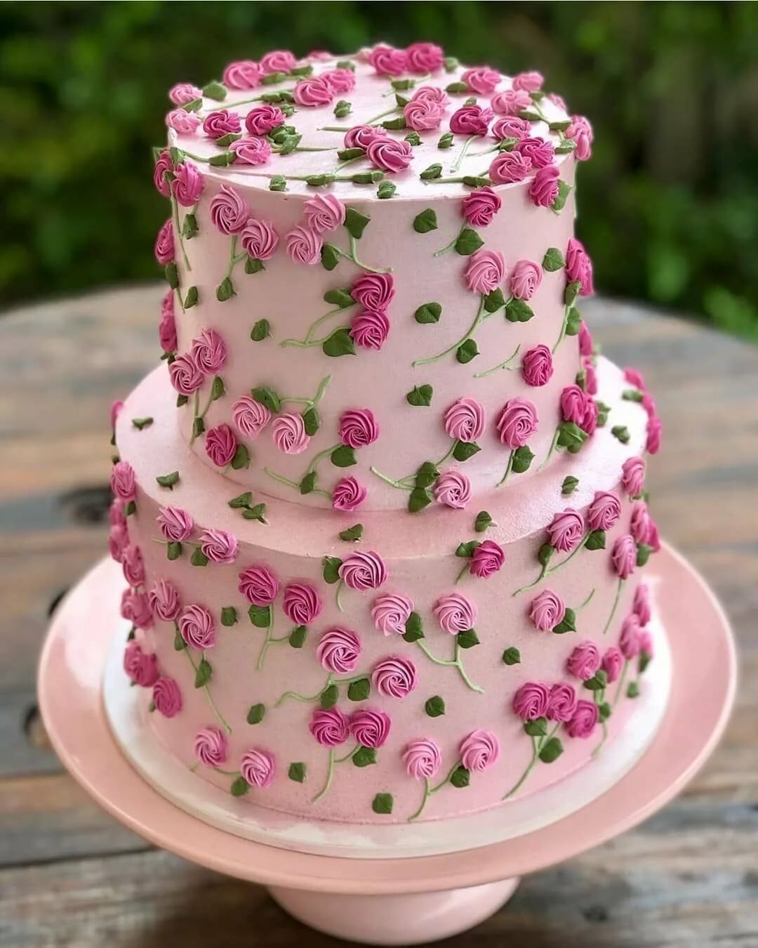 Красиво украшенные торты фото. Красивые торты. Украшение торта. Красивый яркий торт. Стильное украшение торта.