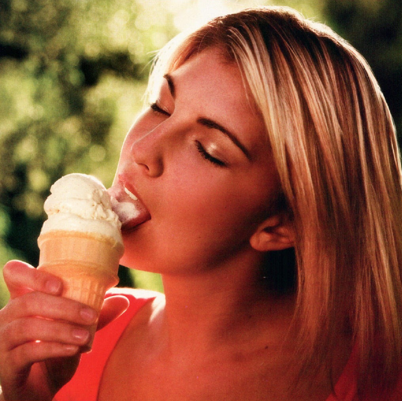 Lick cream. Облизывает мороженое. Девушка ест мороженое. Девушка лижет мороженое. Фотосессия с мороженым.