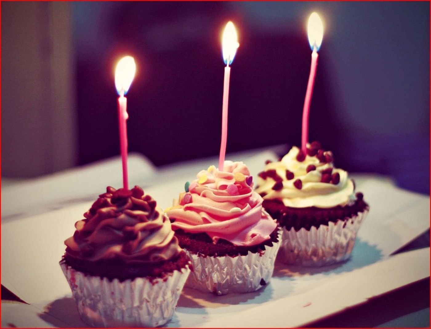 C f b day. Тортик со свечками. Свечи для торта. Пирожное на день рождения. Кексики на день рождения.
