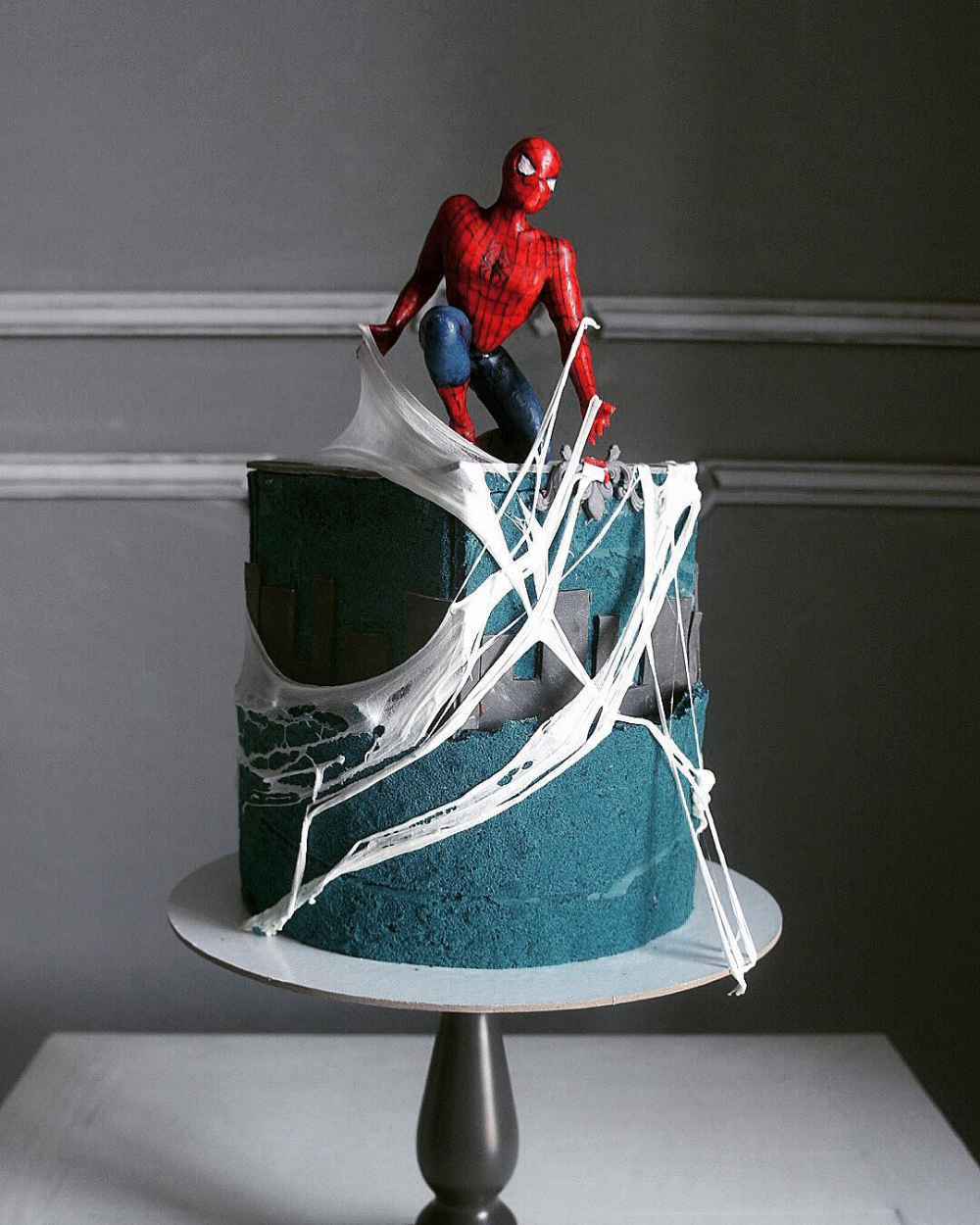 Торт человек паук. Необычный торт человек паук. Торт в стиле человек паук. Человек паук фигурка на торт. Фабрика тортов от елены