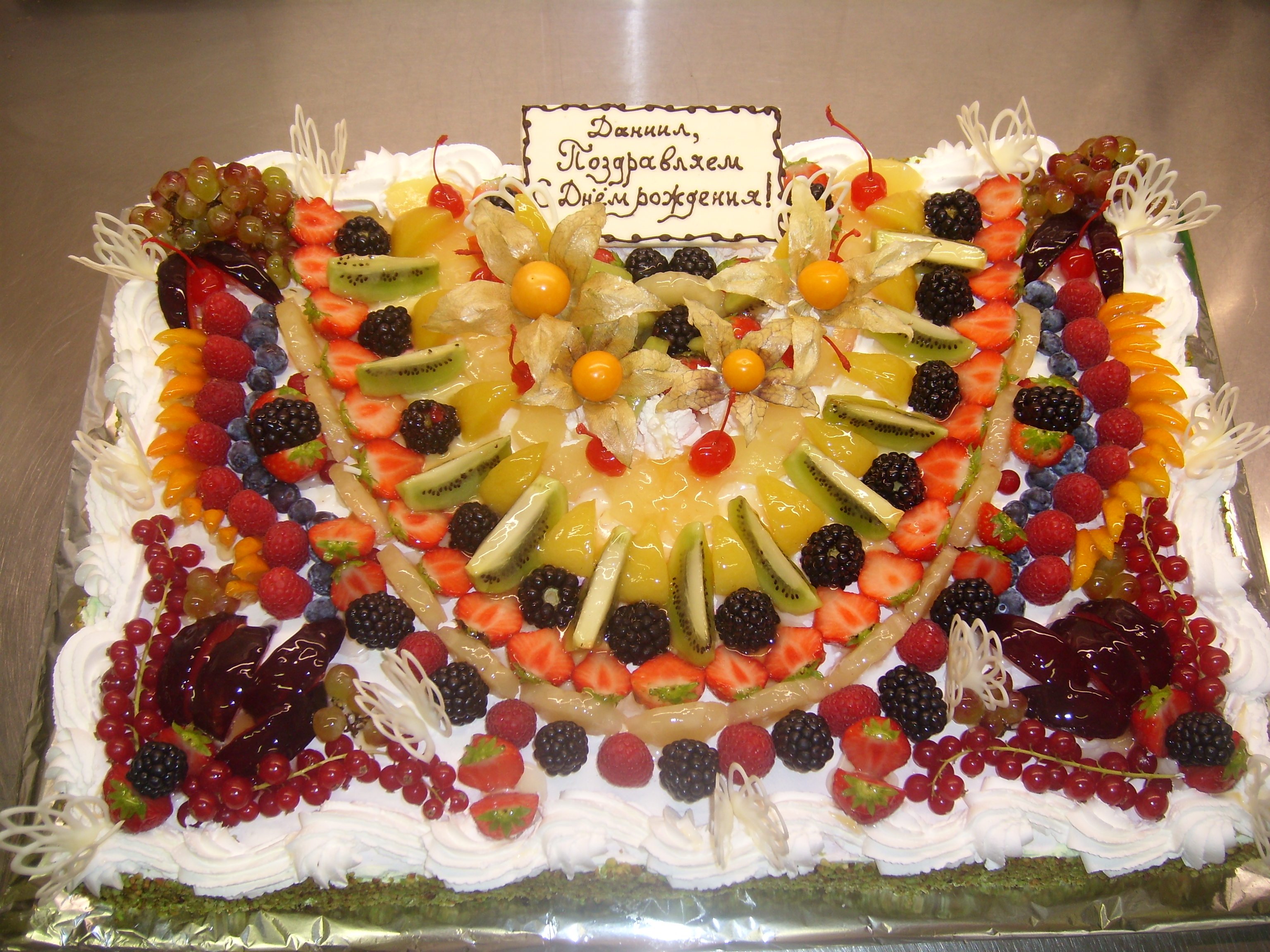 Торт на день рождения мужчине украшение фруктами