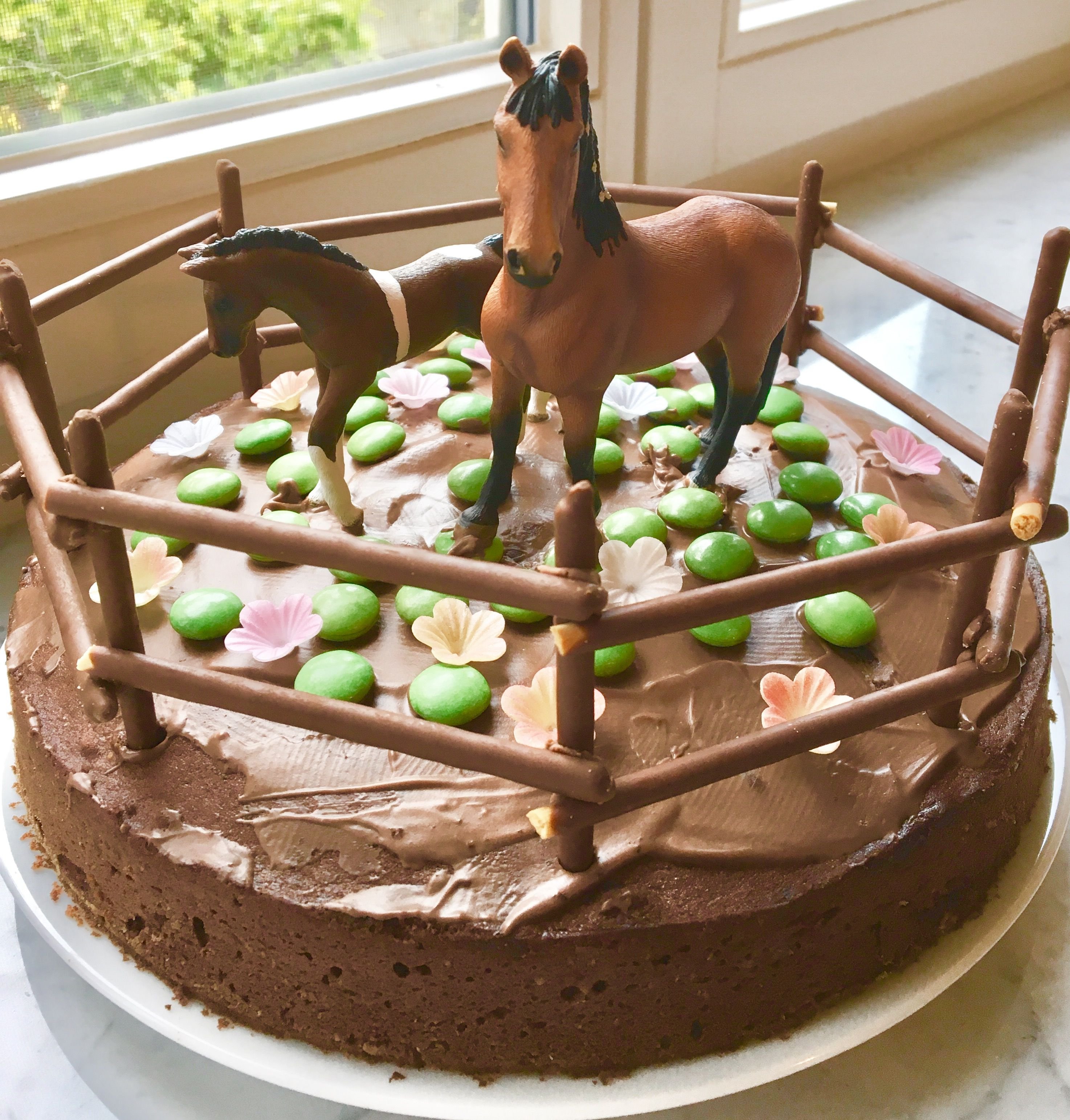 Конь на торт для девочки