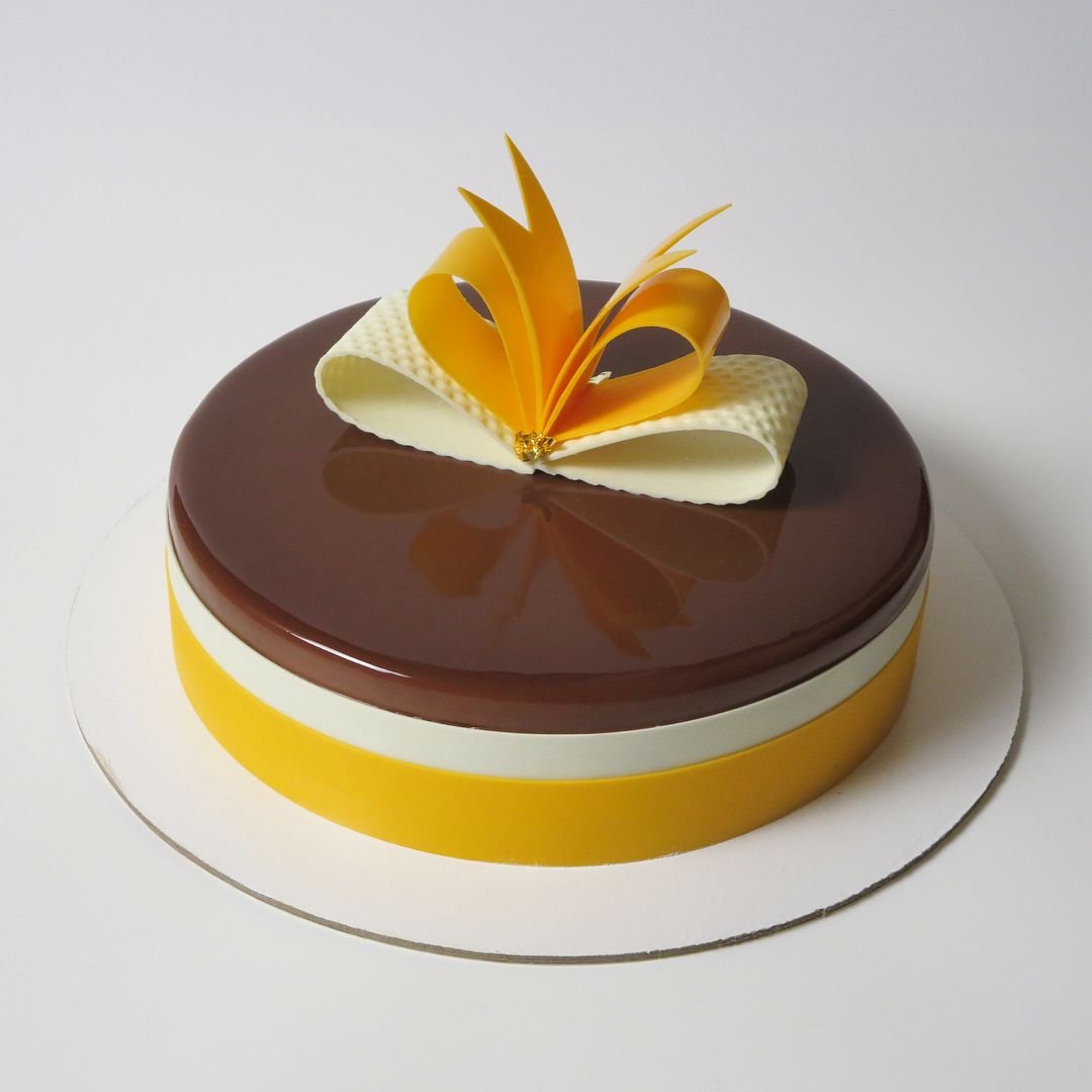 Торт 3 желания. Муссовый торт с манго. Муссовый торт манго-маракуйя. Декор торта шоколад - манго/маракуйя. Шоколадный торт манго маракуйя.