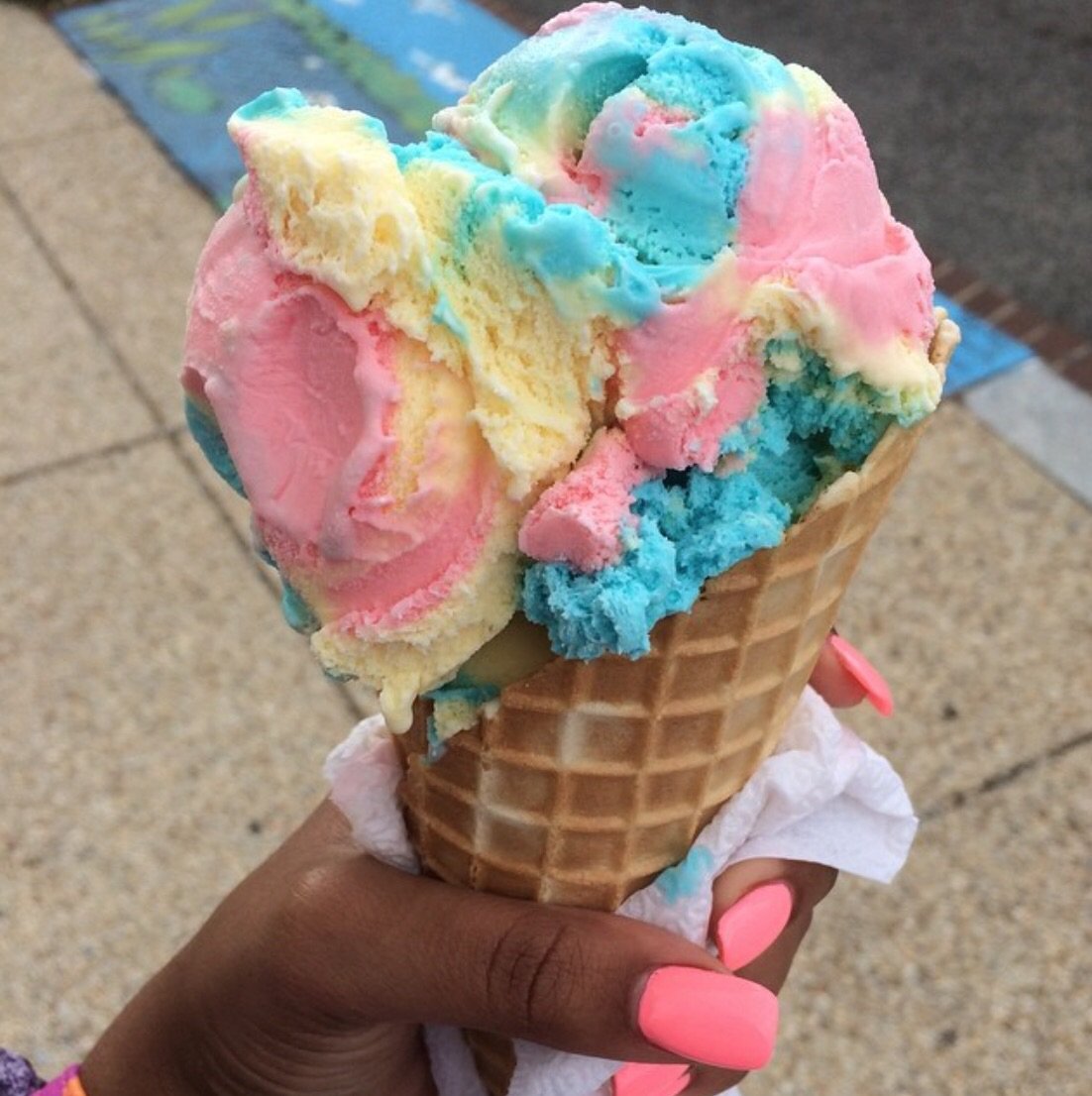 Мороженое фото красивое. Айс Крим мороженщик. Разноцветное мороженое. Цветное мороженое. Мороженое рожок.