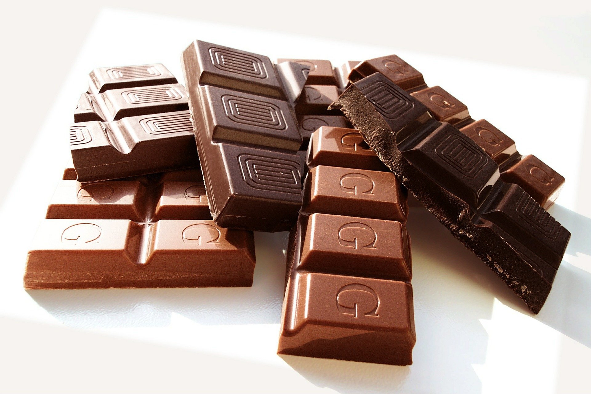 Шоколад на белом фоне (60 фото) .