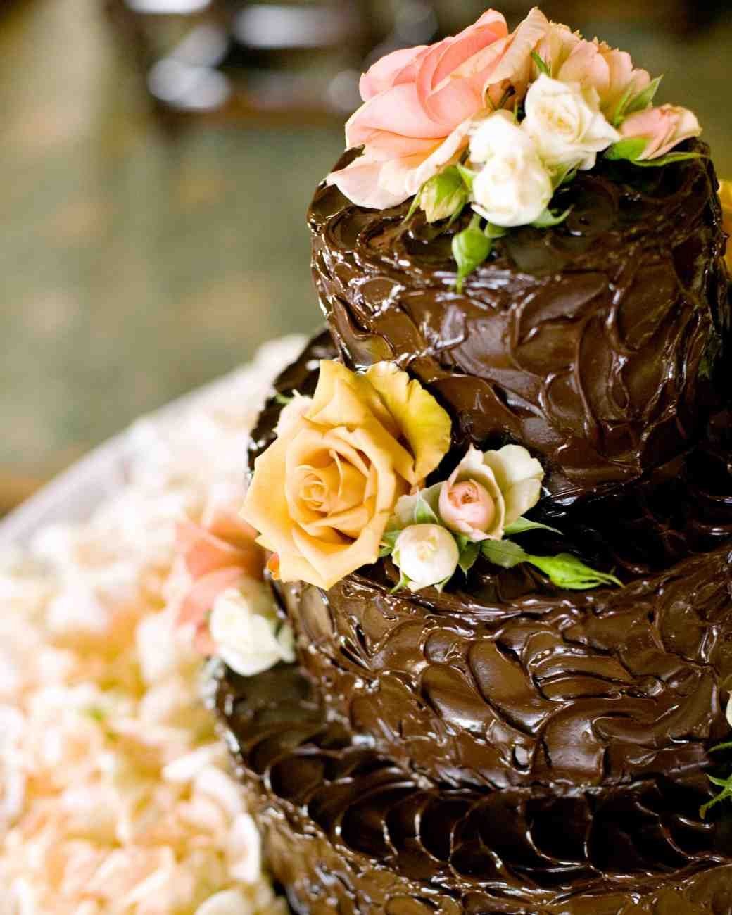 Украсить торт живыми. Торт с цветами. Шоколадный торт. Украшение торта шоколадными цветами. Тортик с шоколадными цветами.
