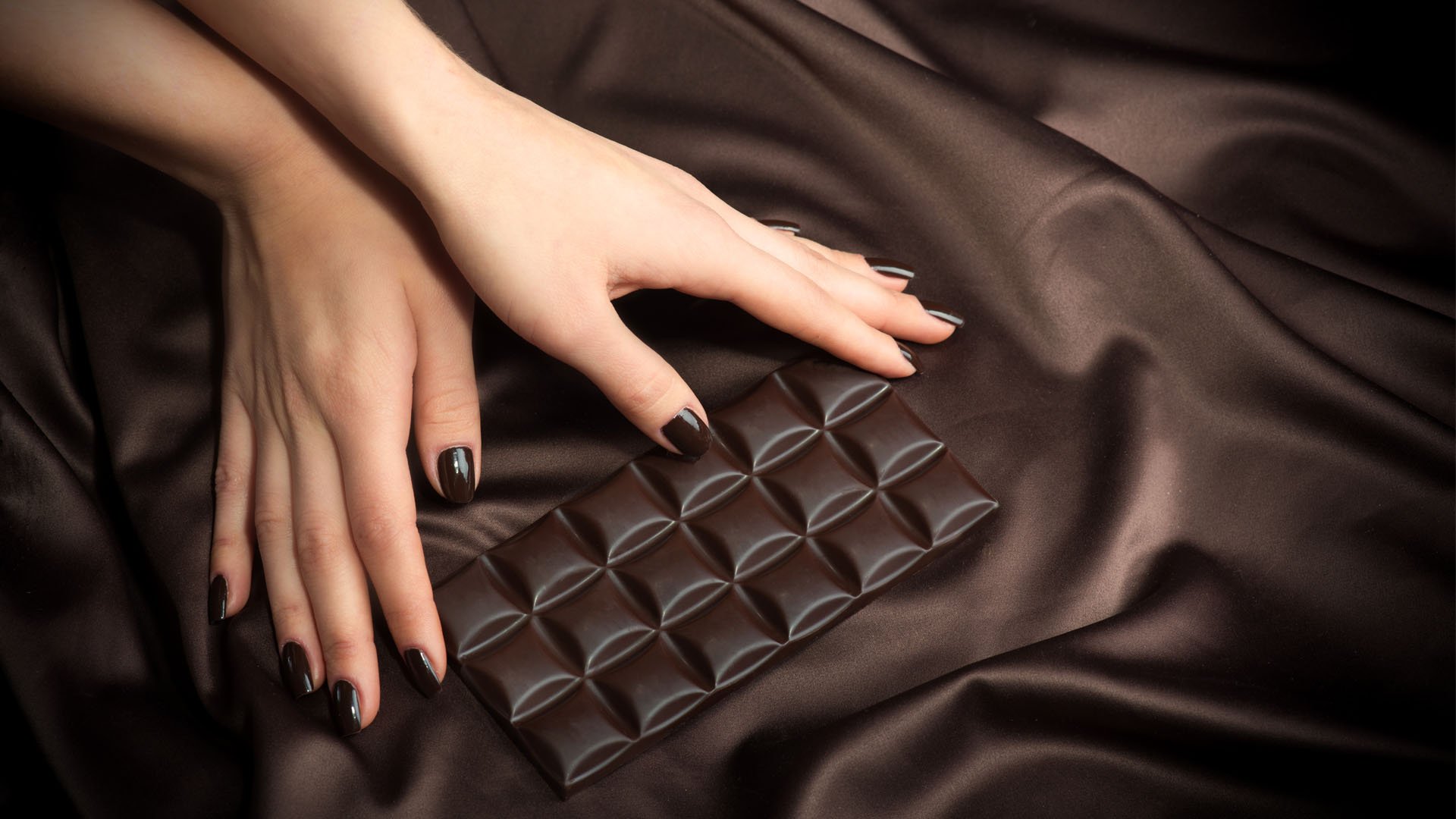 Я бы жила в шоколаде. Шоколадный маникюр. Девушка в шоколаде. Шоколадная плитка в руках. Маникюр шоколад.
