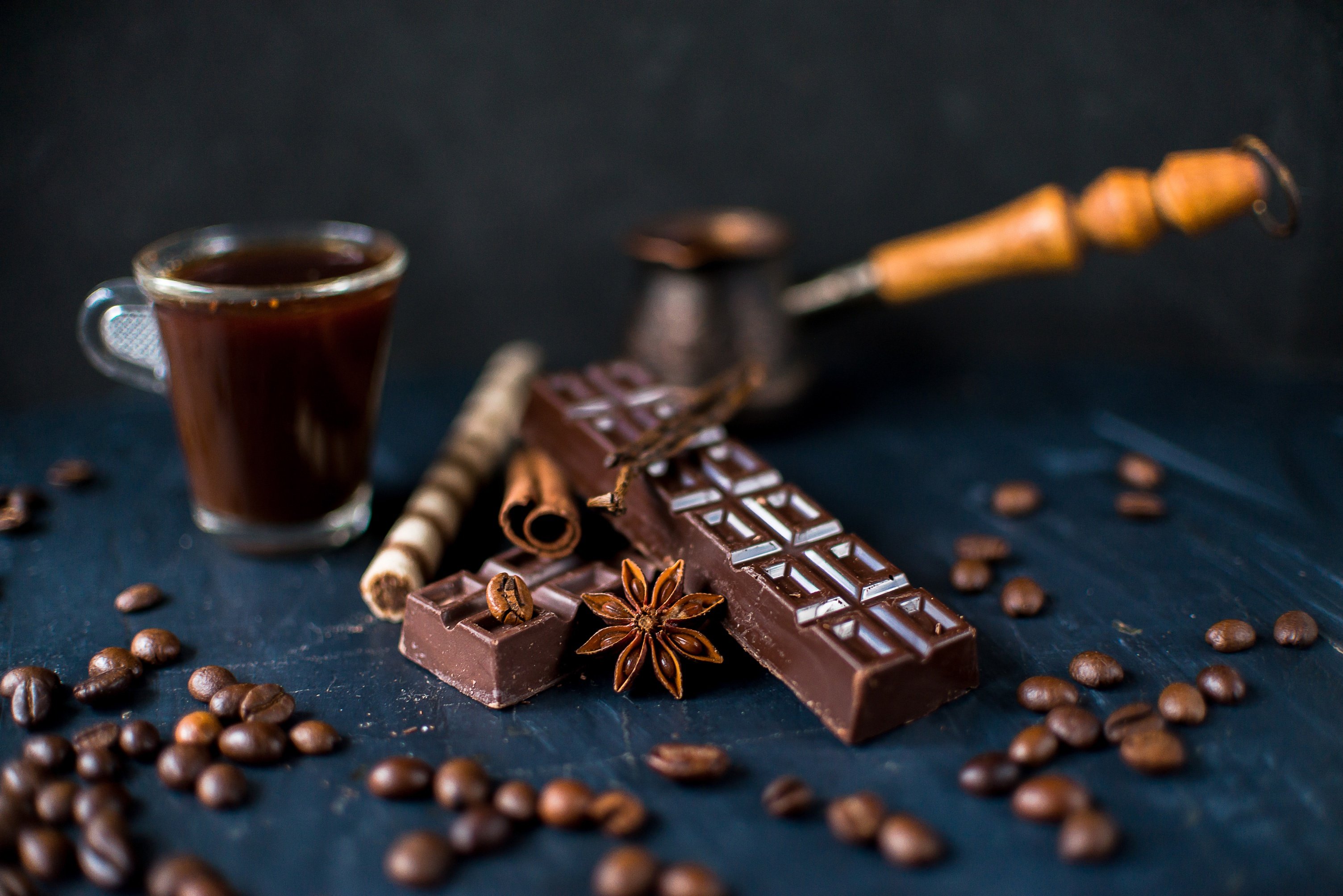 Шоколад столе. Кофе и шоколад. Обои на рабочий стол кофе и шоколад. Шоколадка на столе. Шоколадный кофе.
