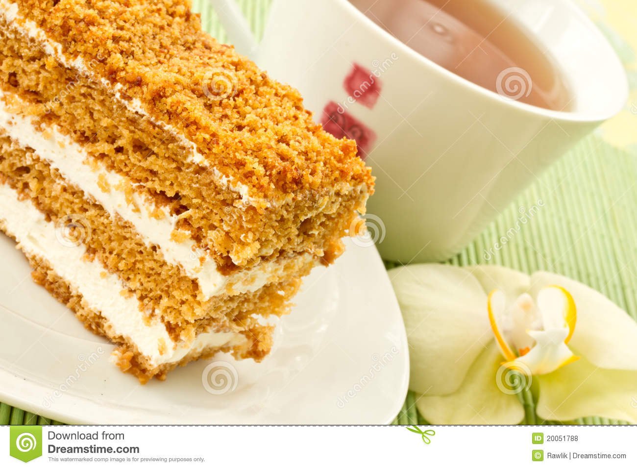Рецепт медовика с маслом. Медовик. Торт медовый. Вкусный торт медовик. Медовый торт со сметанным кремом.