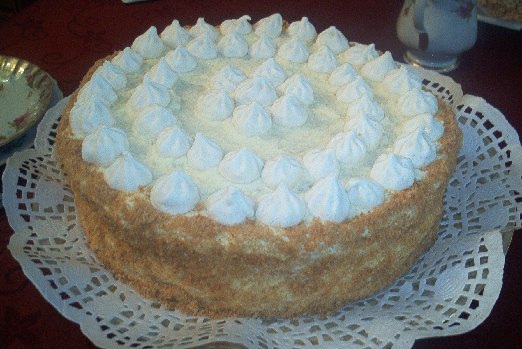 Рецепты белковый крем пошагово. Бисквитный торт. Украшение бисквитного торта. Крем для торта. Торт с белковым кремом.