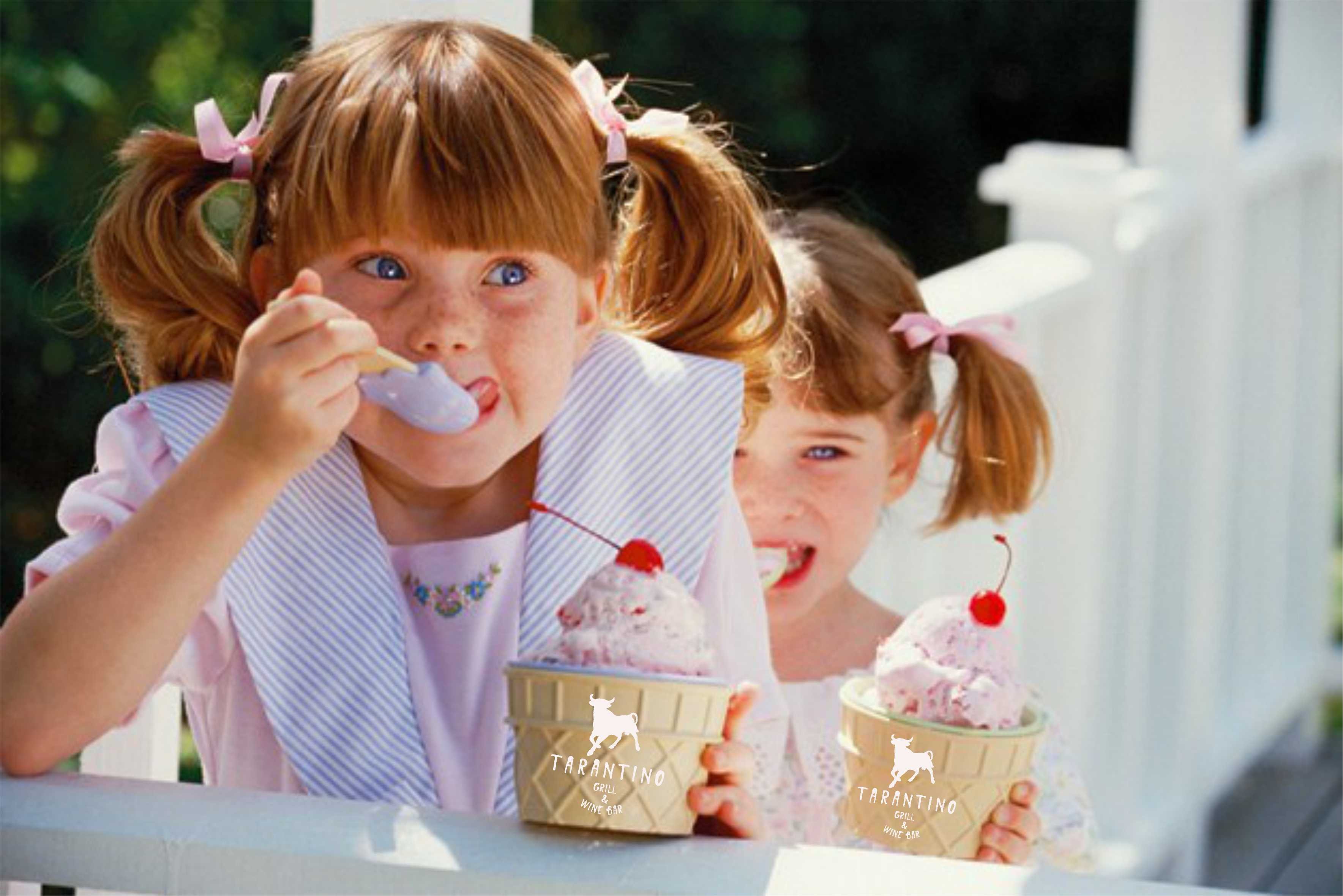 Вкусно ест мороженое. Сладости для детей. Дети и сладкое. Девочка со сладостями. Мороженое для детей.