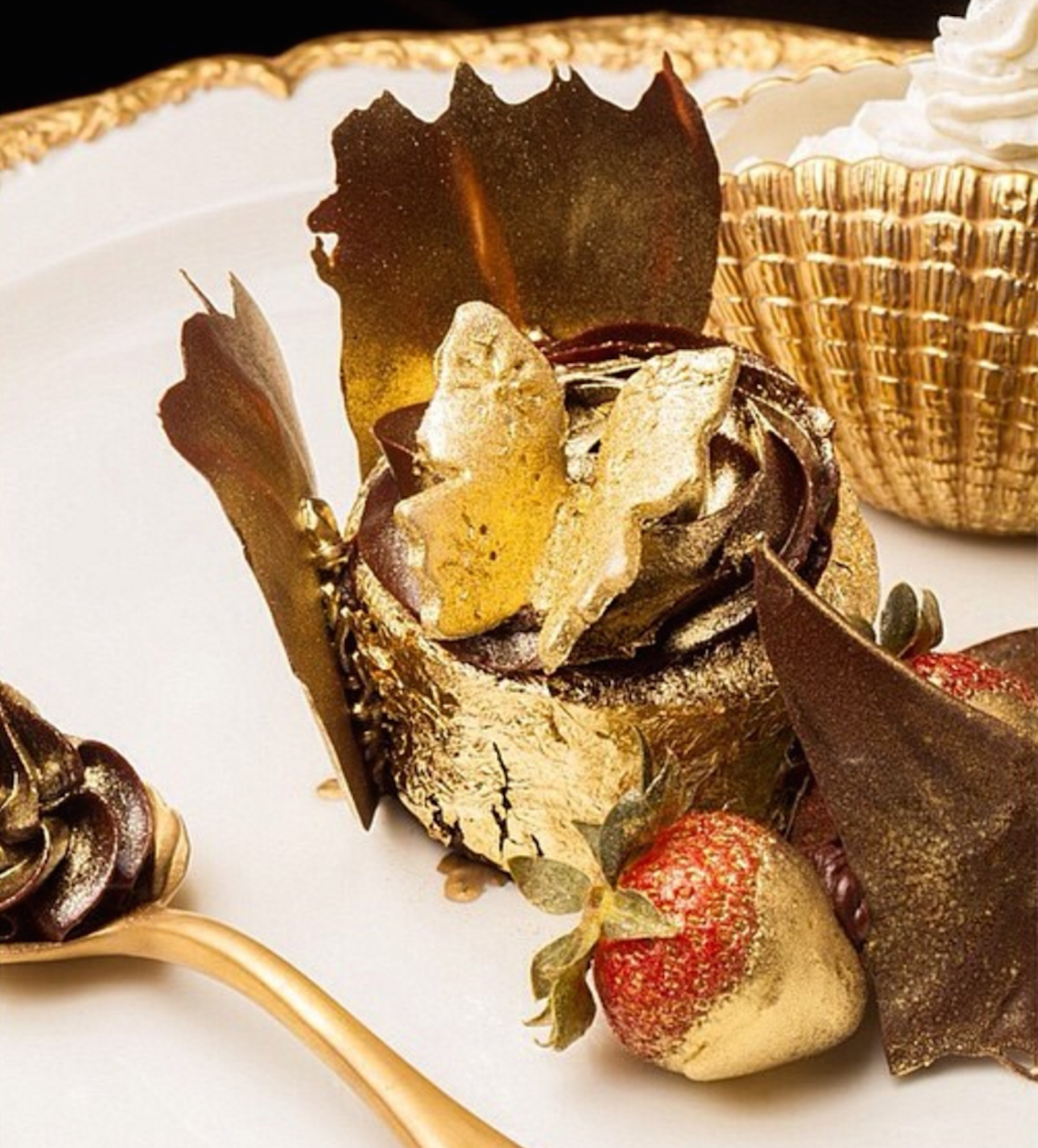 Дорогой десерт. Десерт Frrrozen Haute Chocolate. Сандей «Frrrozen Haute Chocolate». Необычные Десерты. Десерты с золотом.