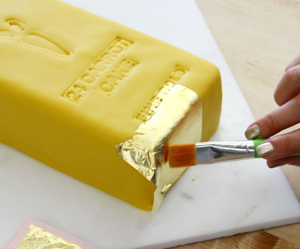 Как можно сделать золотой. Сусальное золото кондитерское. Сусальное золото пищевое. Сусальное золото на торте. Декор торта с сусальным золотом.