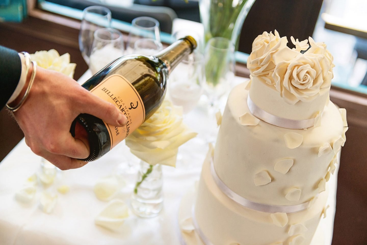 Шампанское и розы 88 глава. Торт и шампанское. Торт шампанское цветы. Свадебный торт и шампанское. Красивый торт и шампанское.