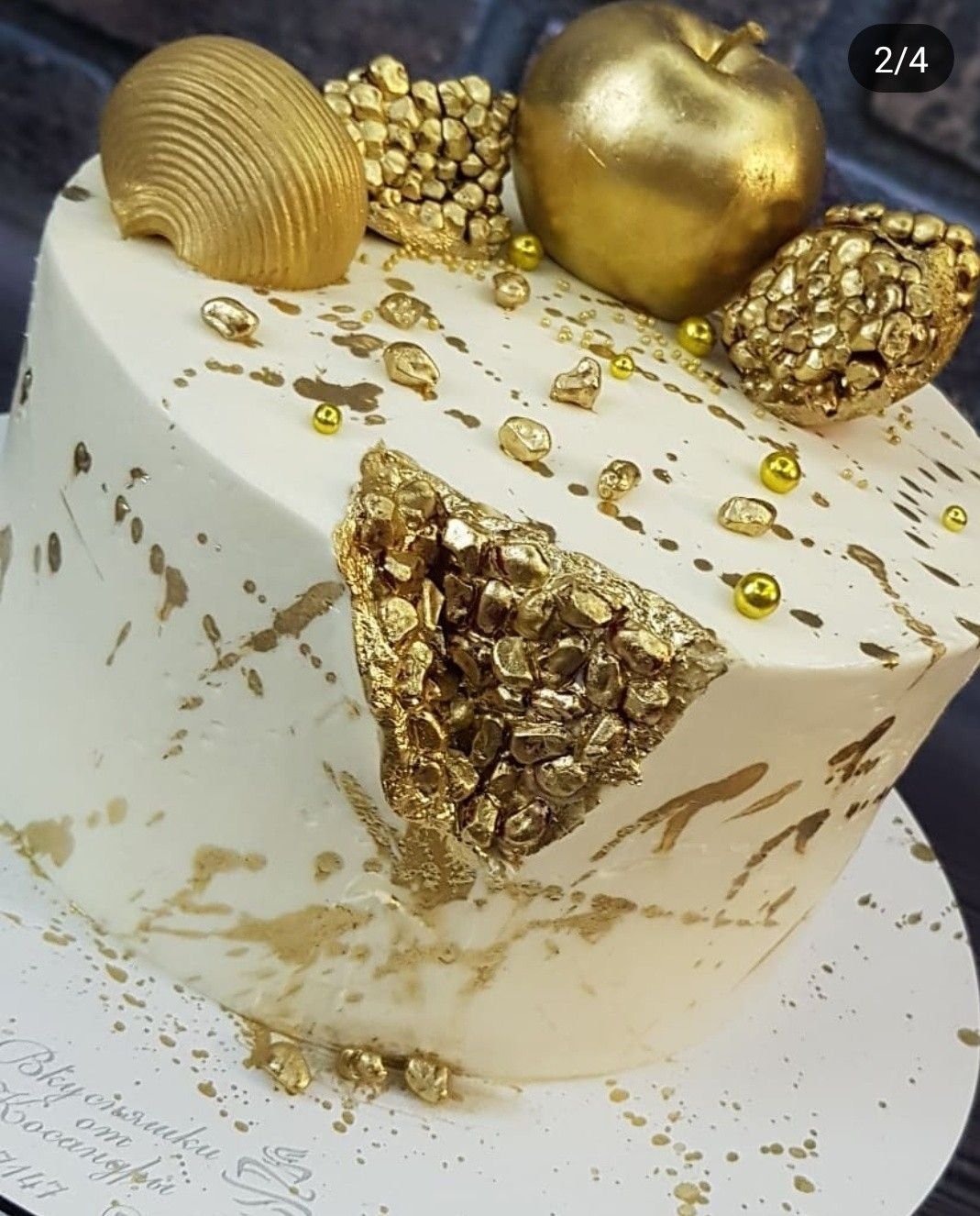 Рецепты торт с золотом. Кандурин декор торта. Золотой кандурин на торте. Брызги кандурином на торте. Султанский золотой торт.