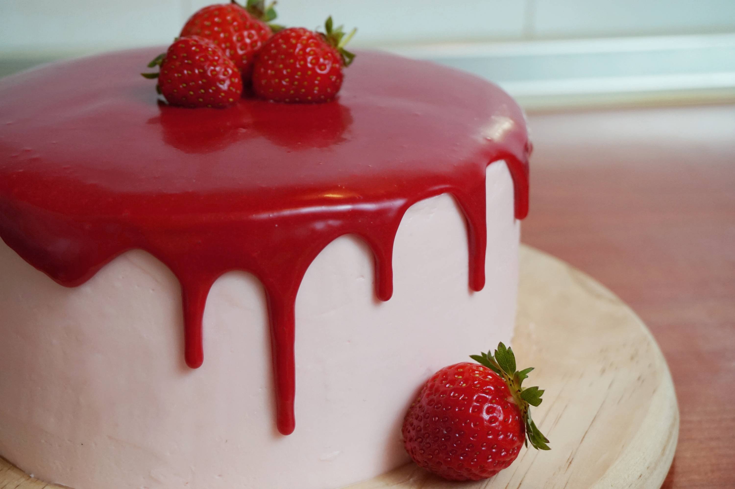 Торт с красными подтеками (24 фото) .