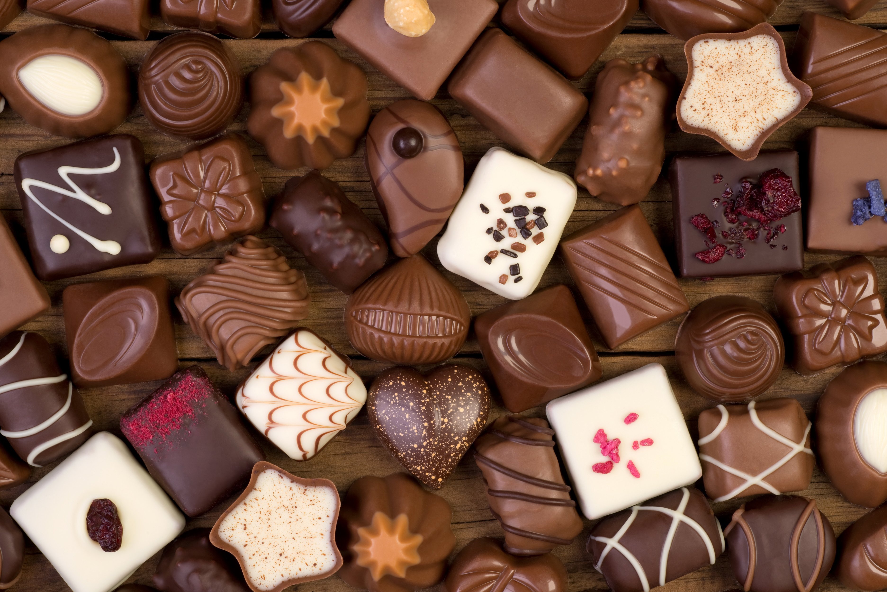Слаще шоколада лучше шоколада. Шоколадные конфеты. Красивые конфеты. Красивые шоколадные конфеты. Сладости шоколадки.