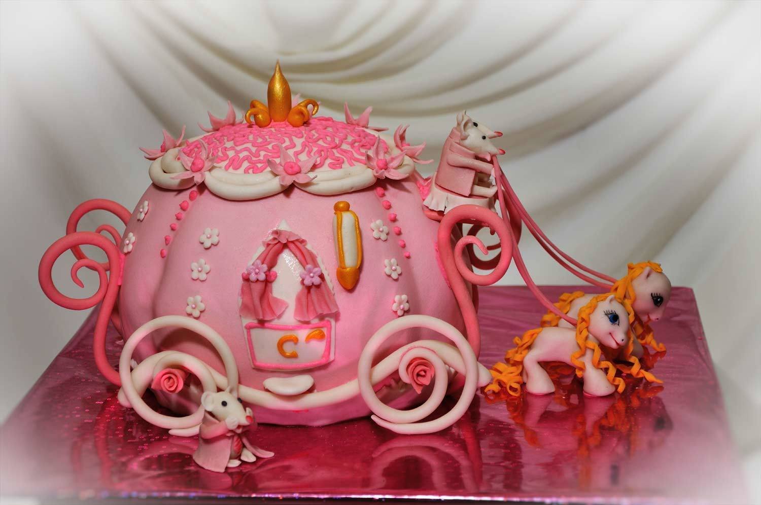 Торт для девочки с принцессой. Торт девочка. Красивые торты для девочек. Торт карета для девочки. Торт карета для принцессы.