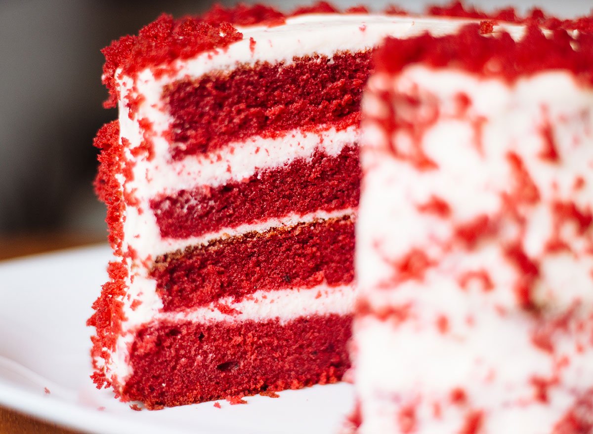 Торт с красной начинкой. Торт красный бархат Спар. Торт красный бархат Гулливер. Торт красный бархат Шоколадница. Торт «ред вельвет».