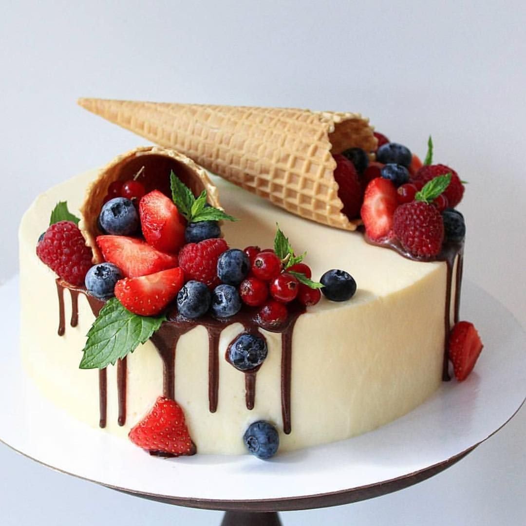 Fresh cakes. Торт ягодный пломбир. Декор торта ягодами. Украшение торта ягодами. Торт с рожком и ягодами.
