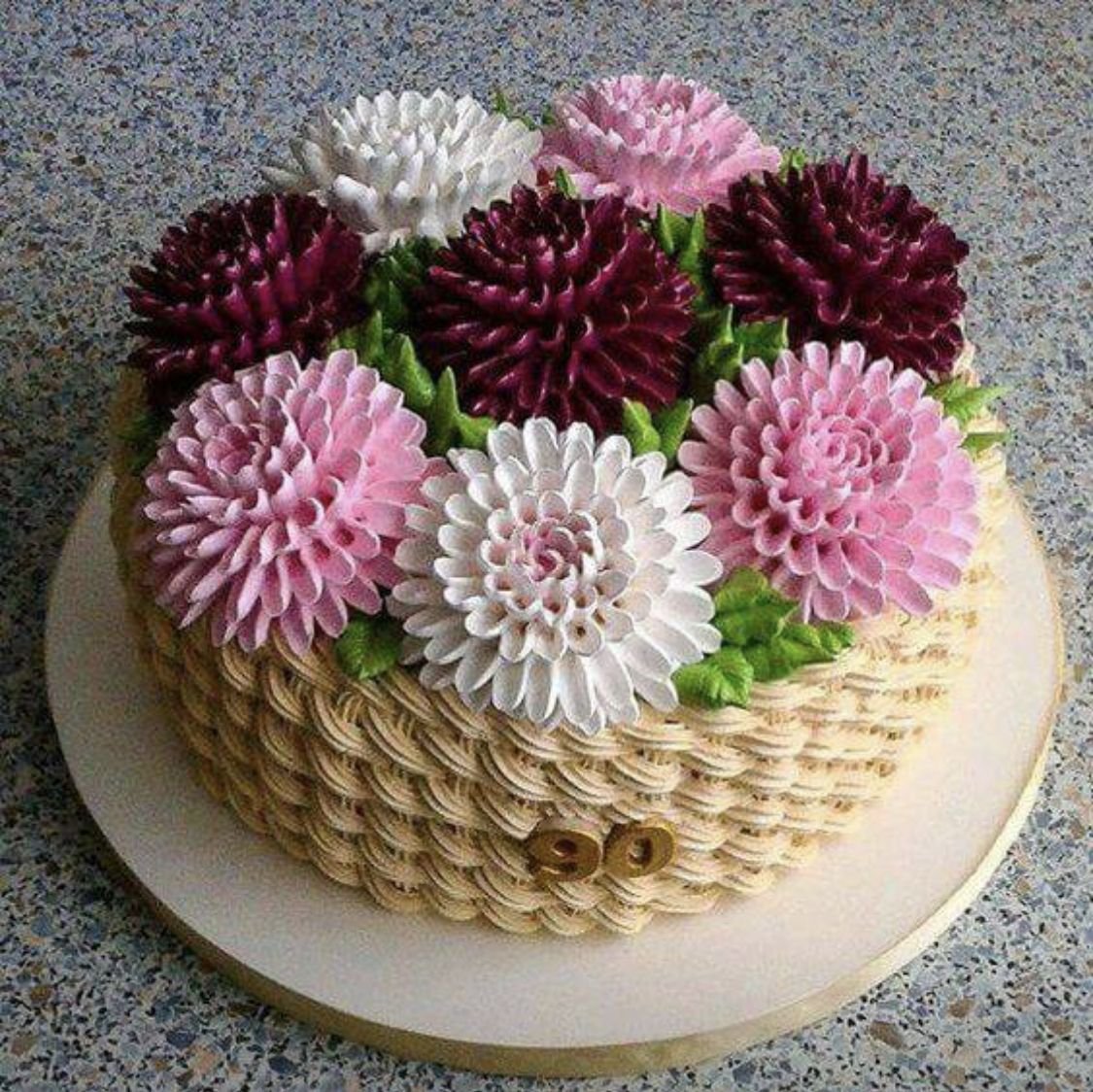 Украшаем торт белковым. Украшение торта. Кремовое украшение торта. Украшение торта кремовыми цветами. Цветы из белкового крема.