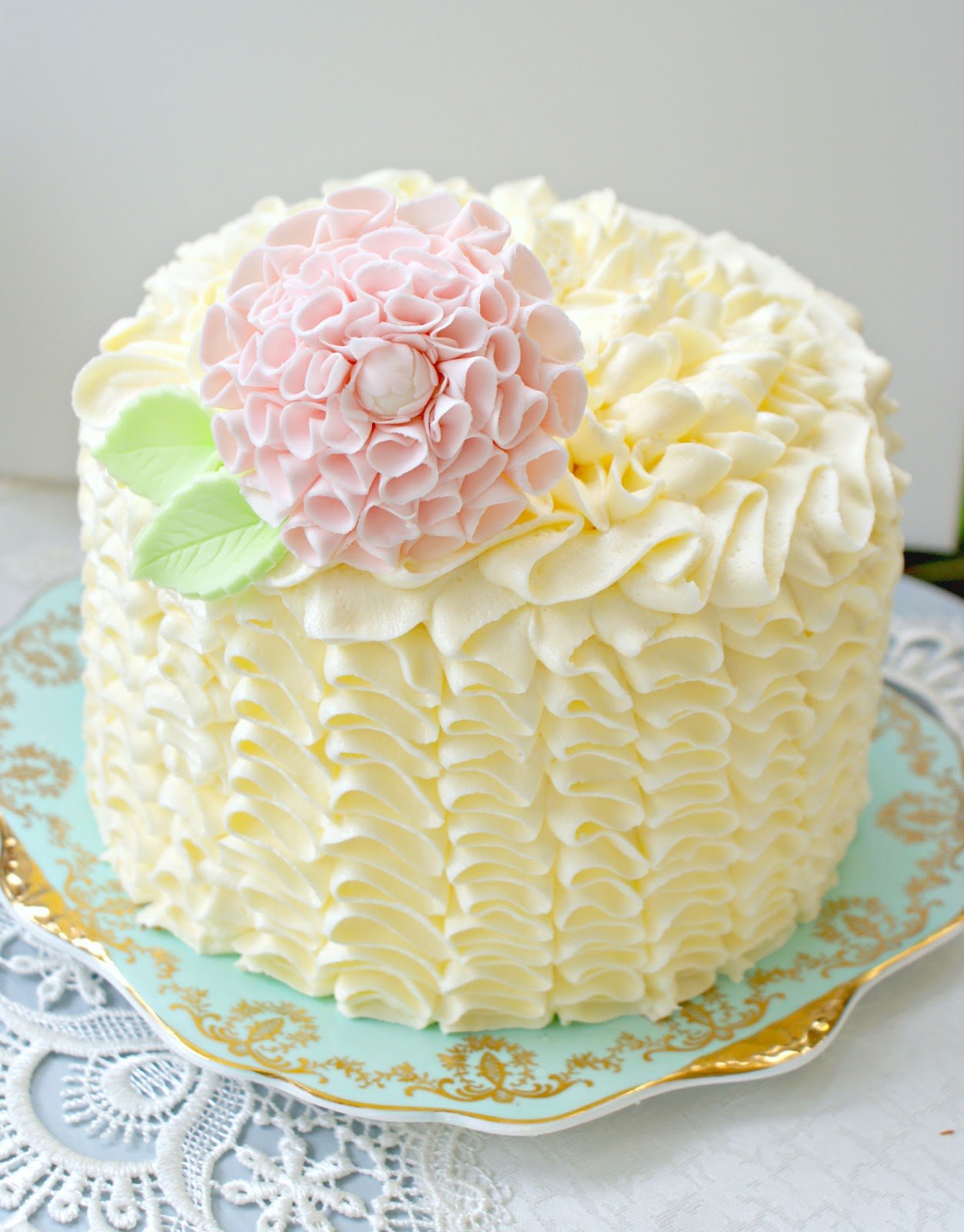 Украшенные белковым кремом. Украшение торта. Кремовое украшение торта. Красивые торты с кремом. Торт кремовый.