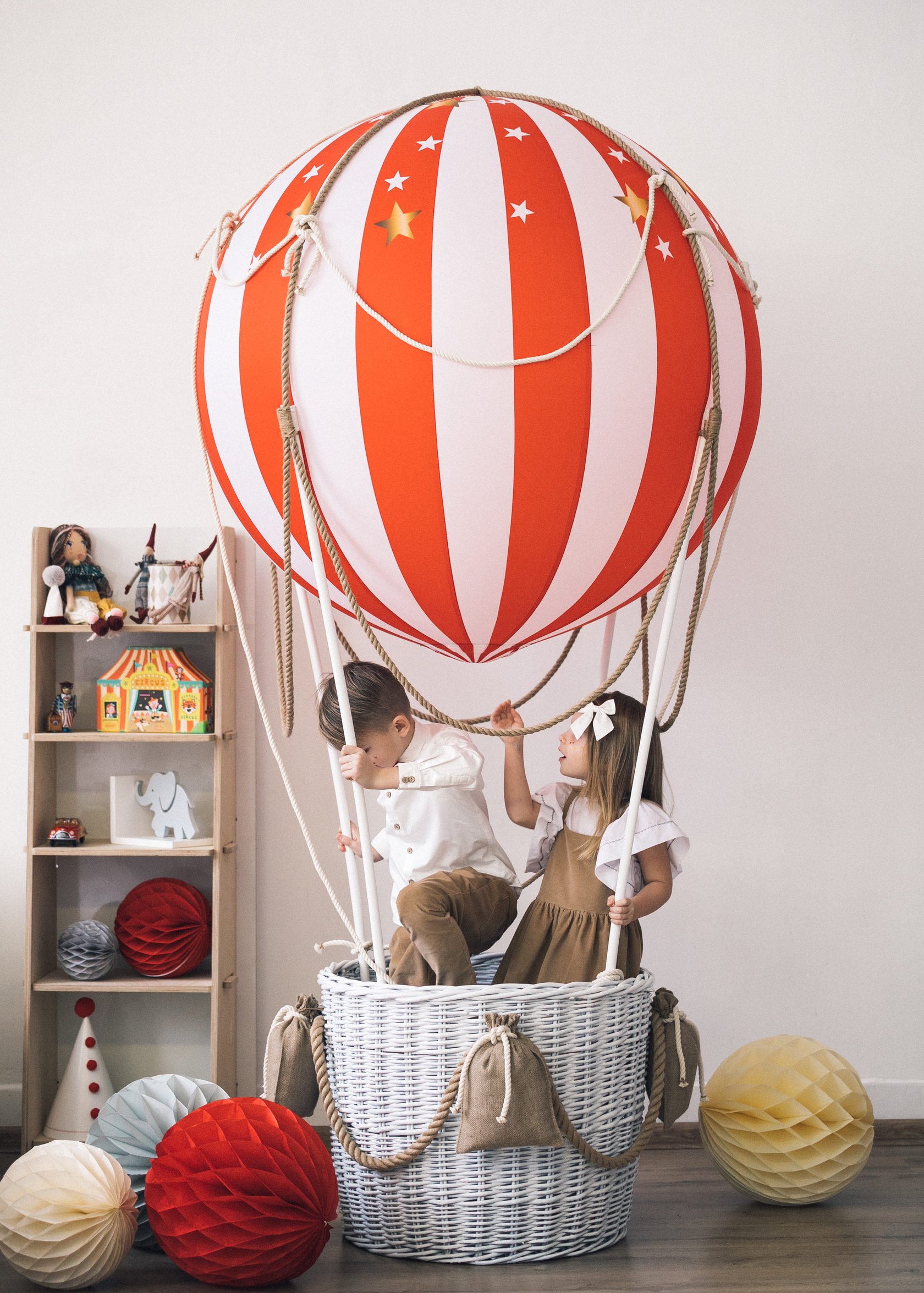 Воздушный шар в домашних условиях. Воздушный шар с корзиной. Большой воздушный шар. Фотозона воздушный шар с корзиной. Корзинка для воздушного шара.