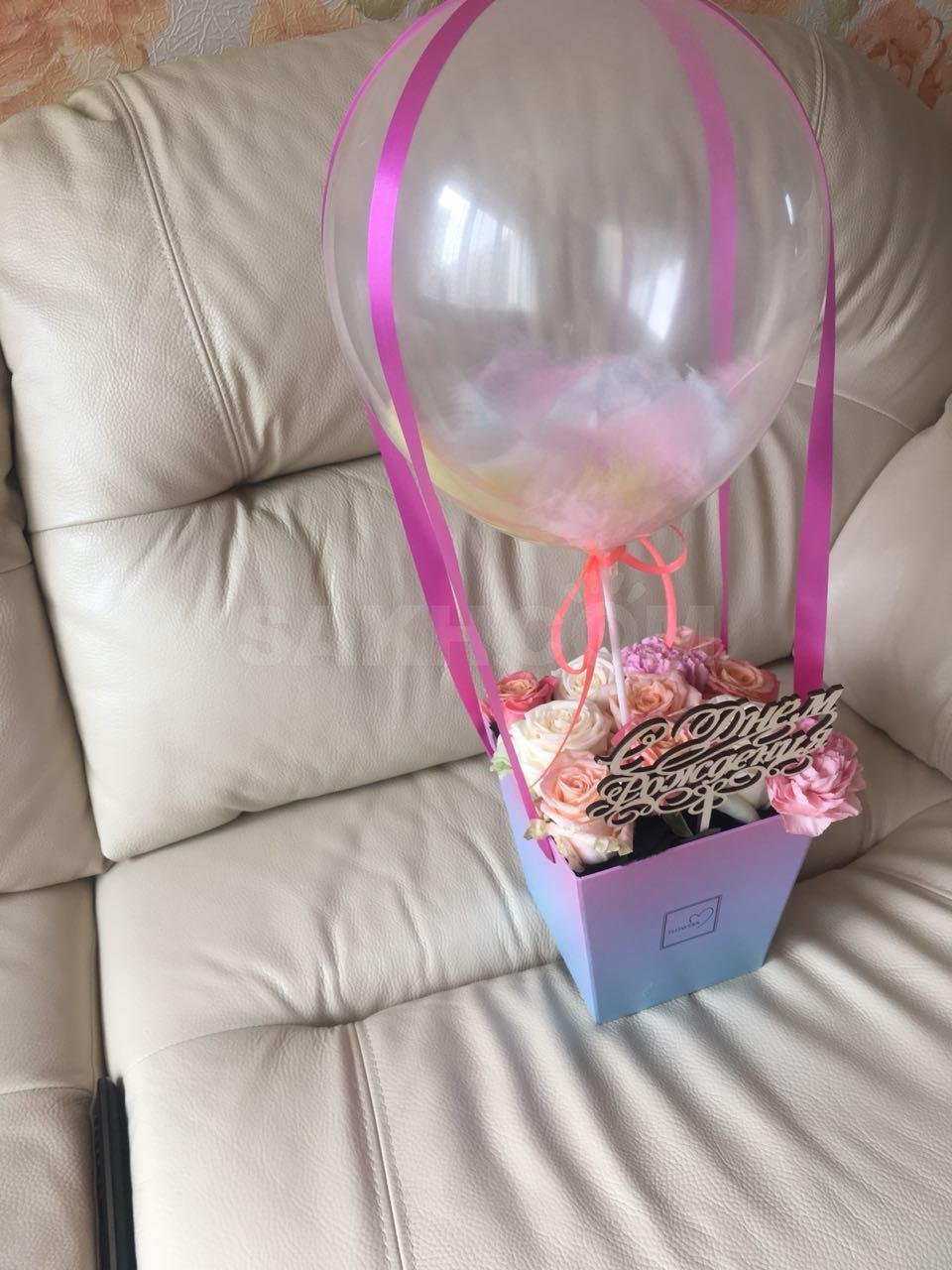 Как сделать воздушный цвет. Воздушный шар с цветами. Подарок с воздушным шаром. Воздушный шар маленький. Воздушный шар с корзиной.