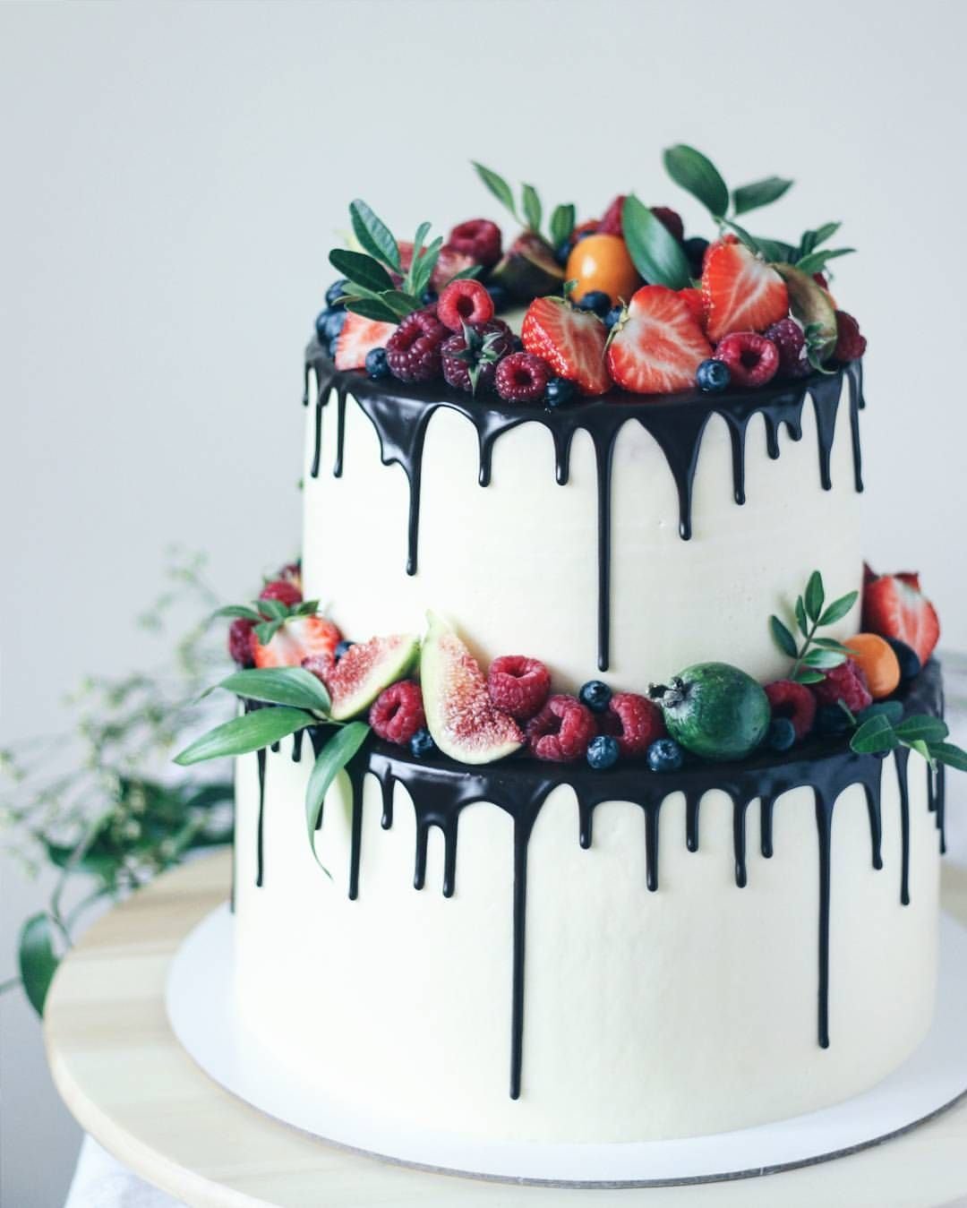Торт балкон. Торт с подтеками. Торт с ягодами. Торт с ягодами и потеками. Тортик с подтеками и ягодами.