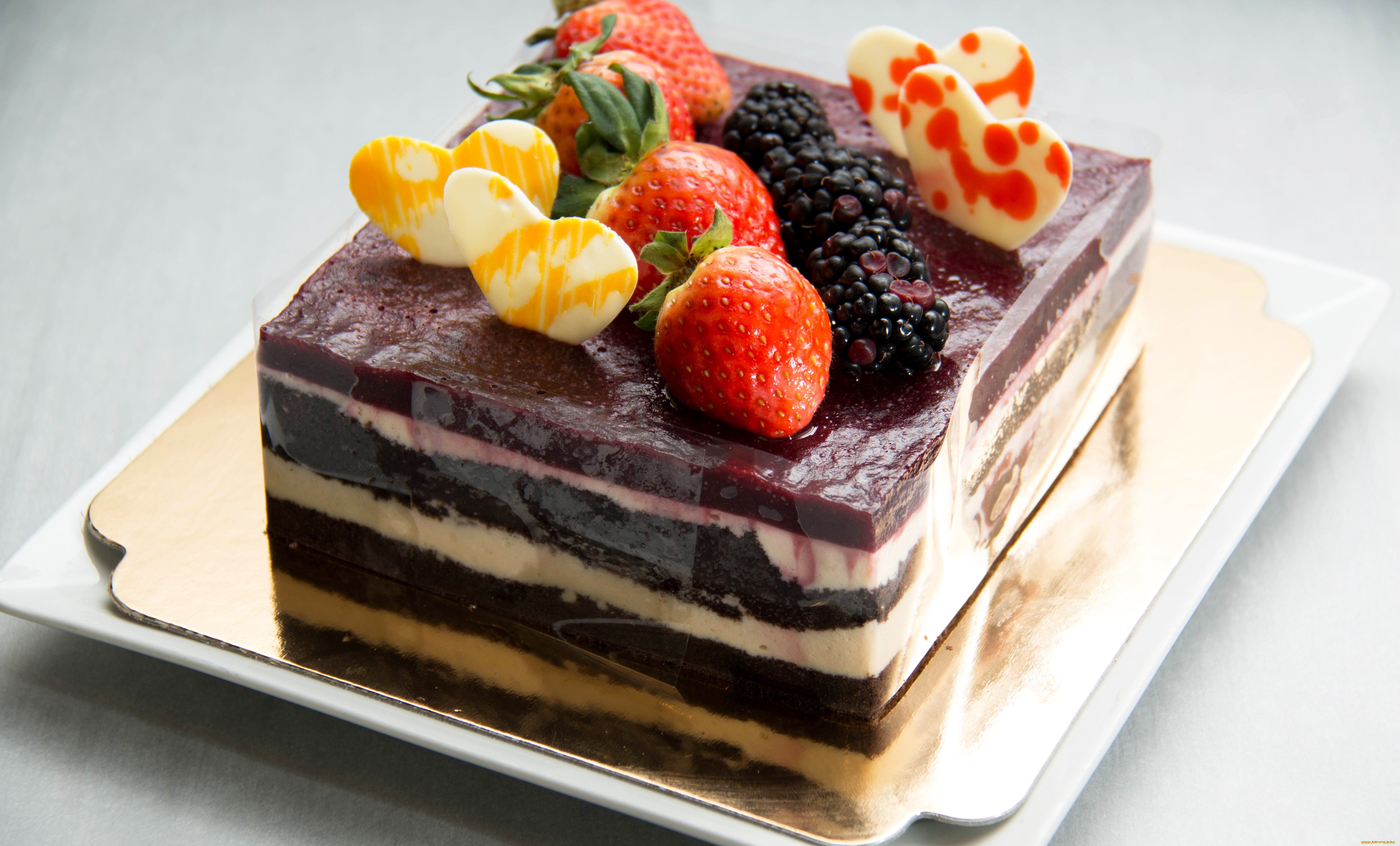 Кусочек прекрасного. Торты и пирожные. Пирожное красивое. Десерт торт. Торт со сладостями.