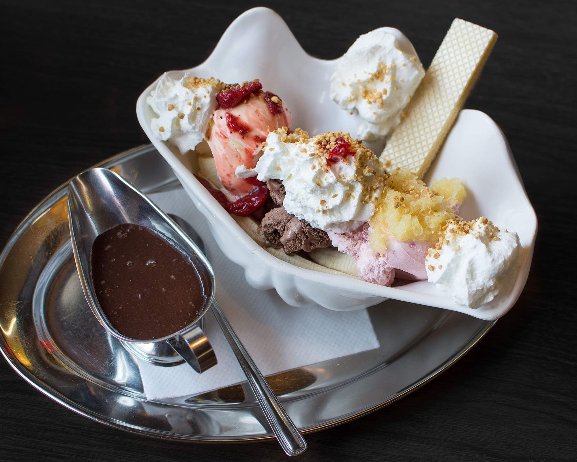 Dessert dishes. Мороженое в ресторане. Французское мороженое. Красивое мороженое в кафе. Красивое мороженое.