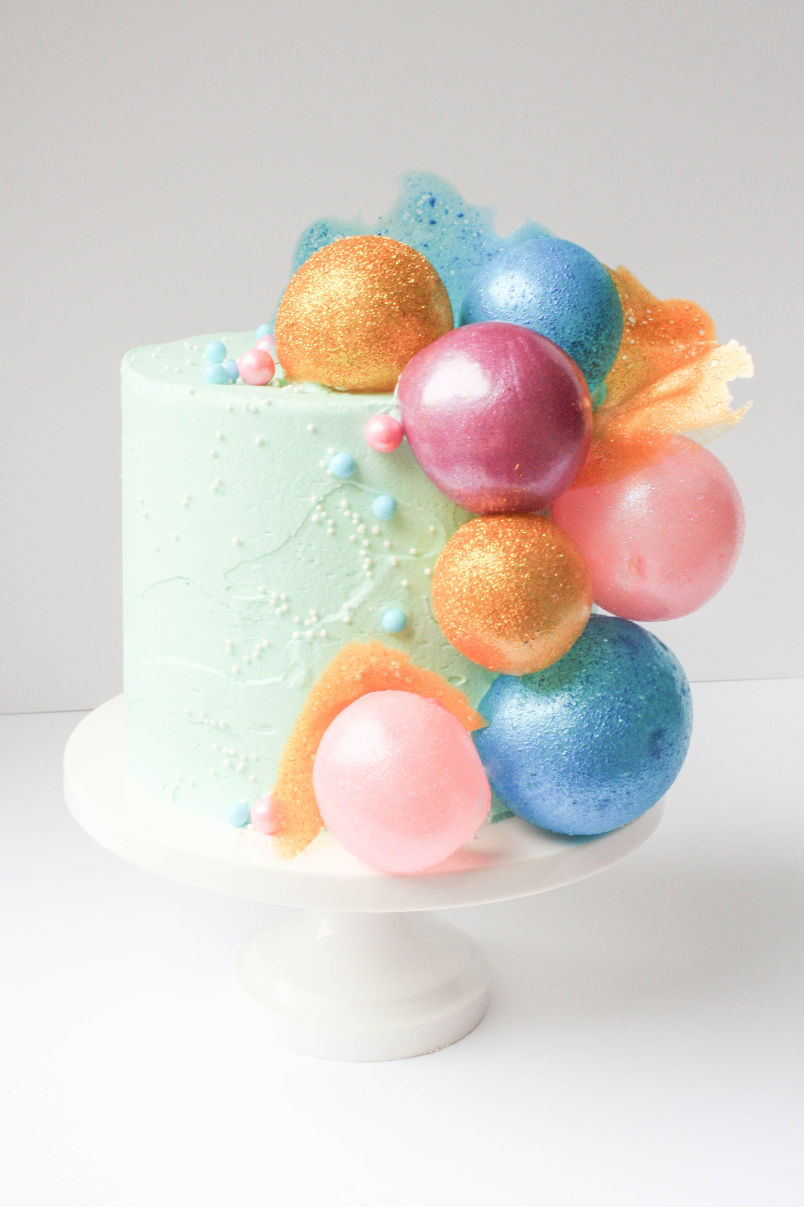 Украсить торт шариками. Муссовый торт пузыри. Торт с шарами. Декор торта с шариками. Тортик с шариками.